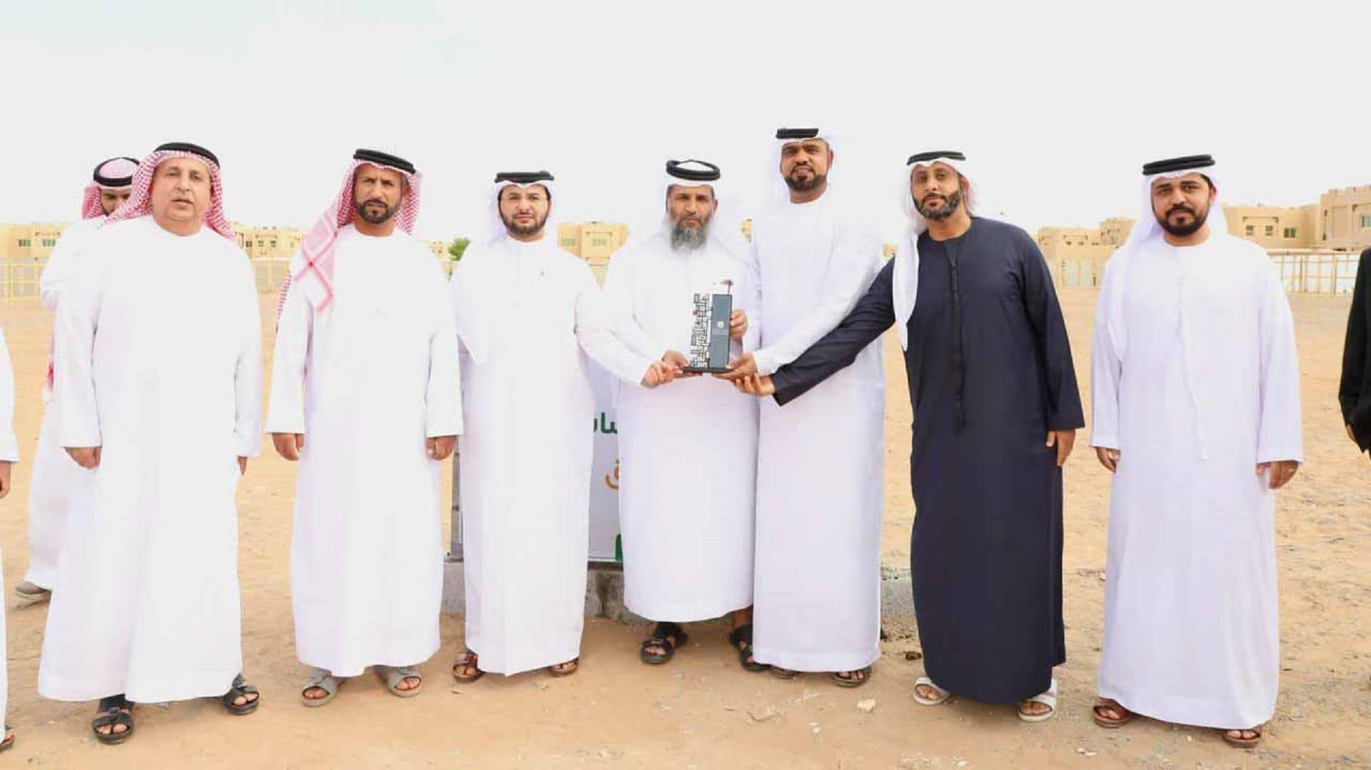 صورة بعنوان: "ضاحية الخروس" يشارك في وضع حجر الأساس لجامع الرق بالذيد 