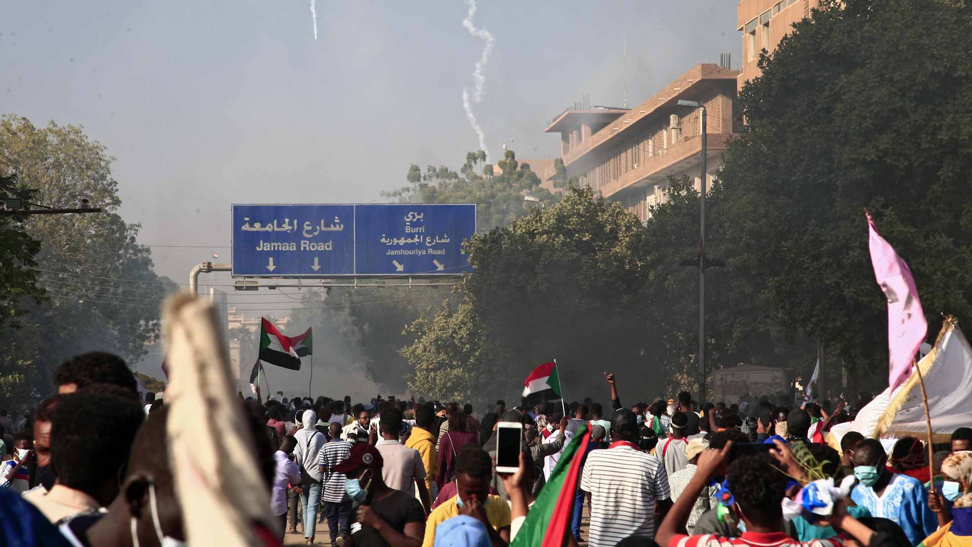 Image for the title: Sudan forces fire tear gas as protesters head to PP 