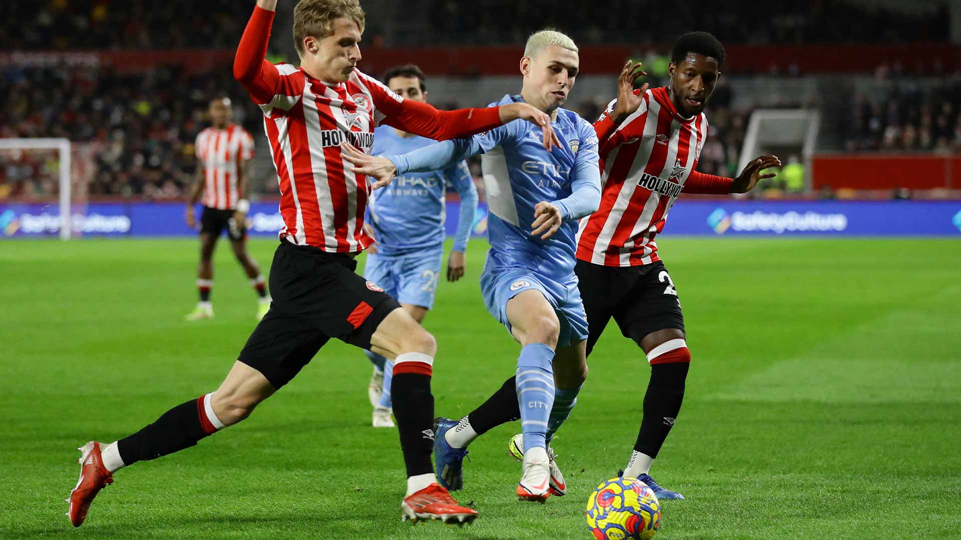 Image for the title: Foden sends Man City eight points clear with winner at Brentford 