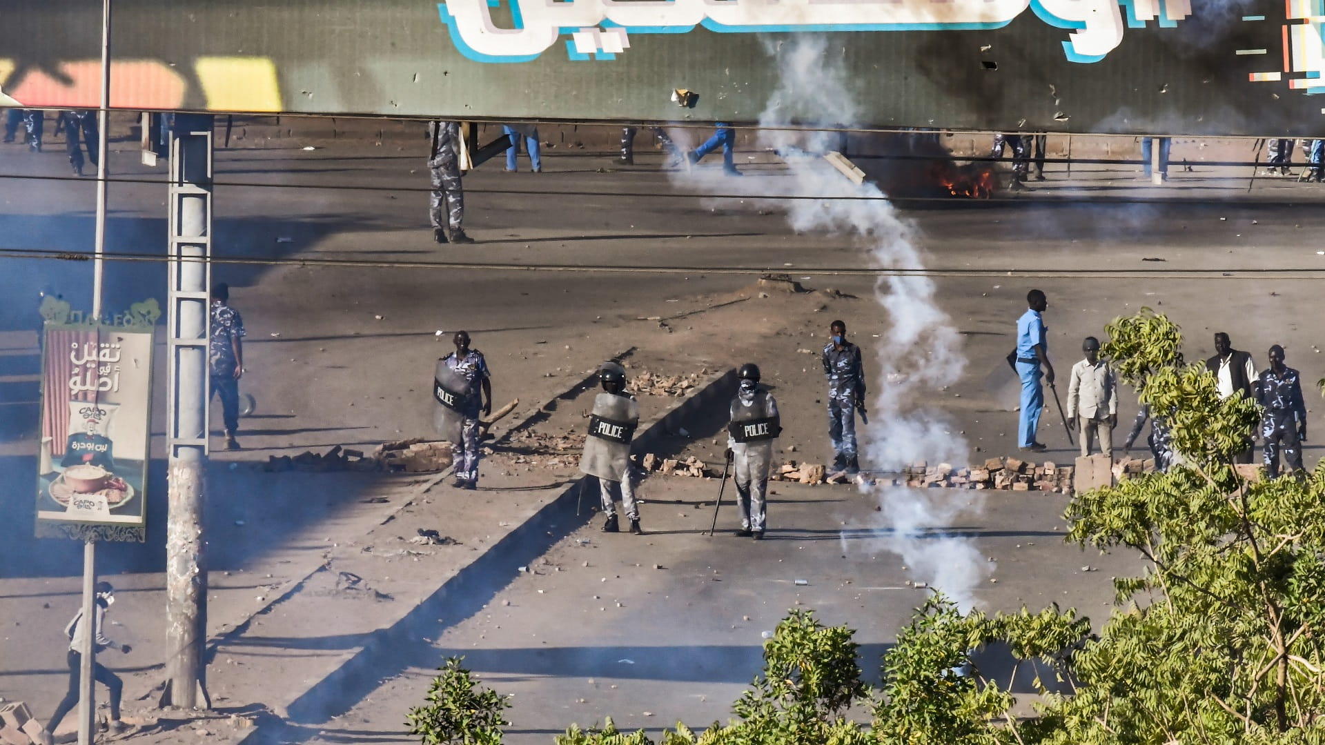 Image for the title: Sudan forces seal Khartoum ahead of new anti-coup rally 