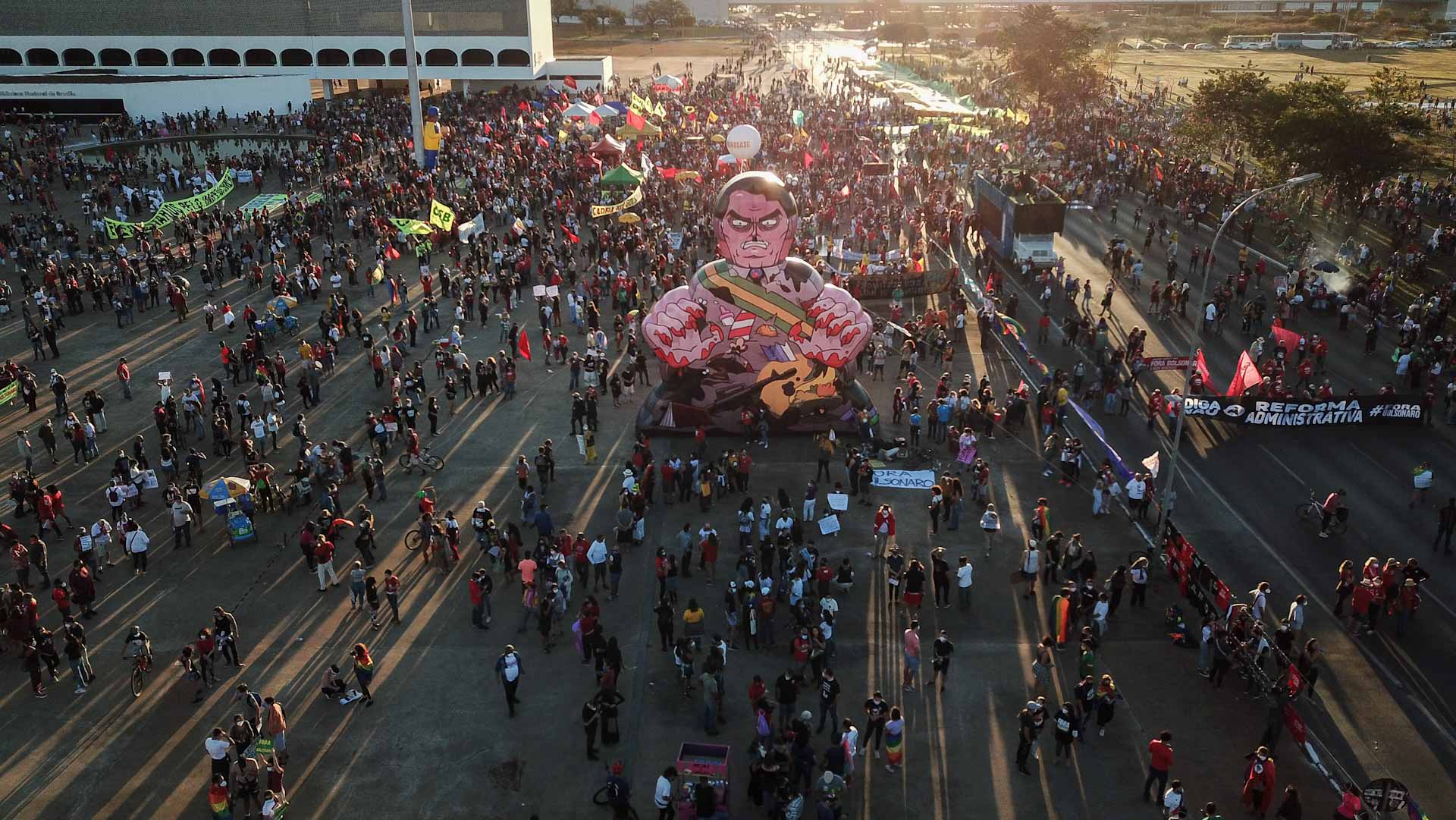 Image for the title: Brazilians demonstrate against Bolsonaro, slow vaccine rollout 