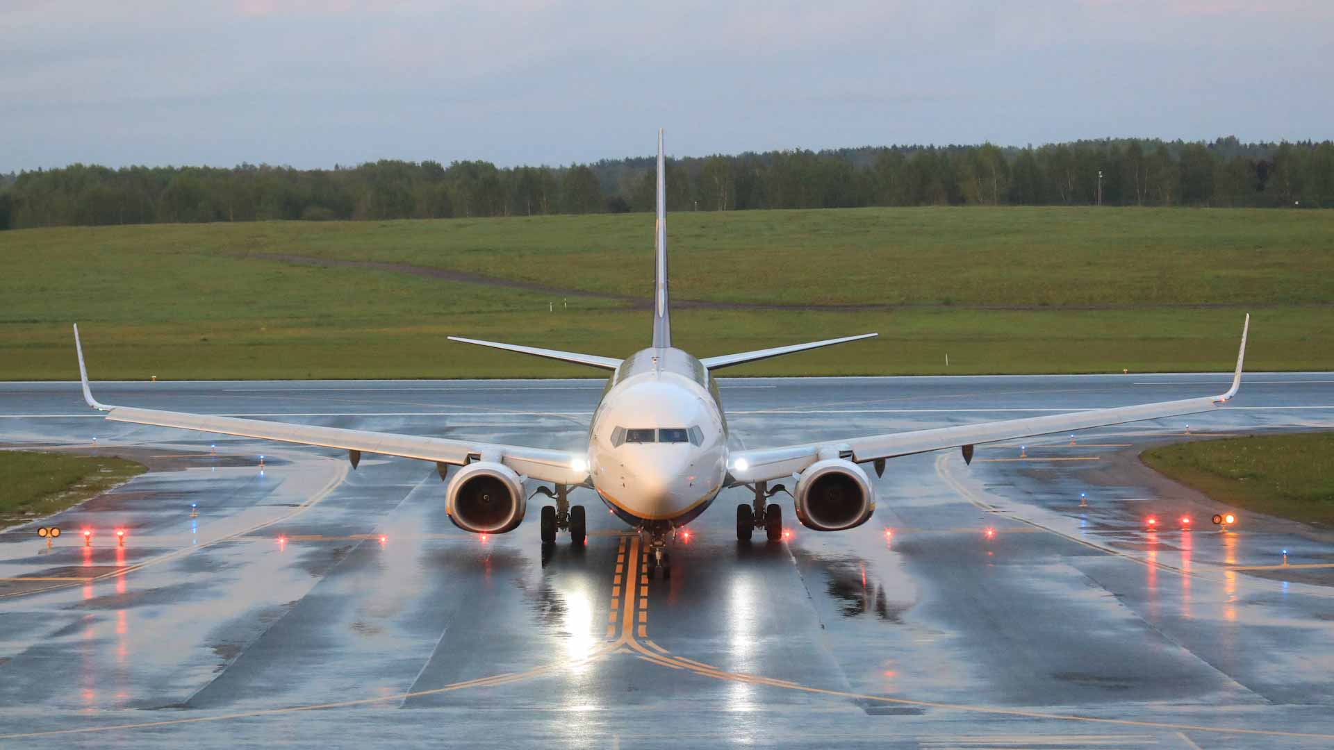 Image for the title: Contact lost with plane in Russia's Far East, 28 on board 