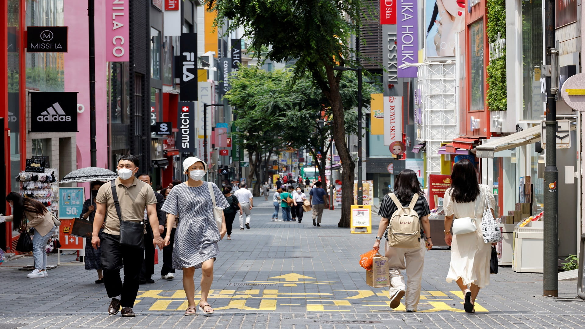 Image for the title: S. Korea corona vaccine rollout grinds to halt as new cases spike 