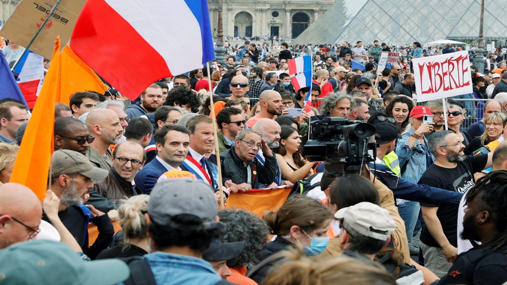 Image for the title: French protests call for 'freedom' amid government vaccine push 