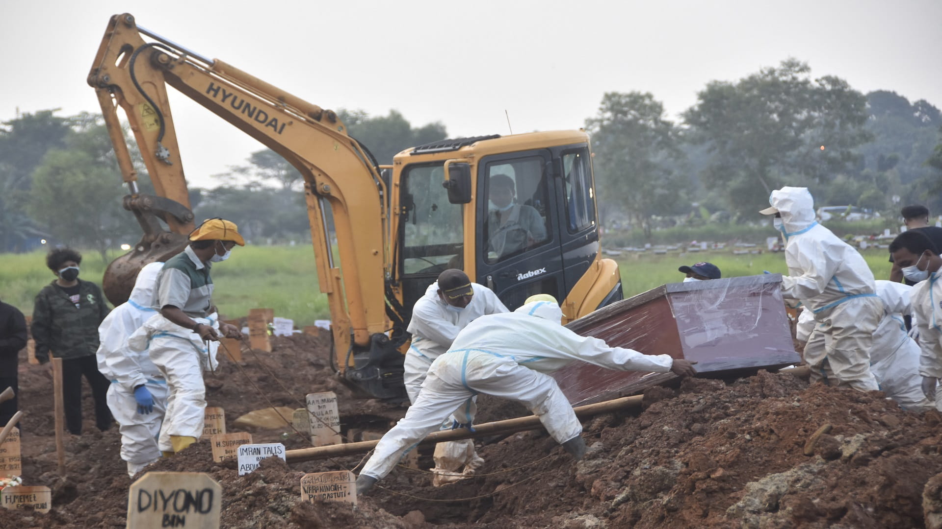 Image for the title: Indonesia lists high 1,383 COVID-19 fatalities, 33,772 new cases 