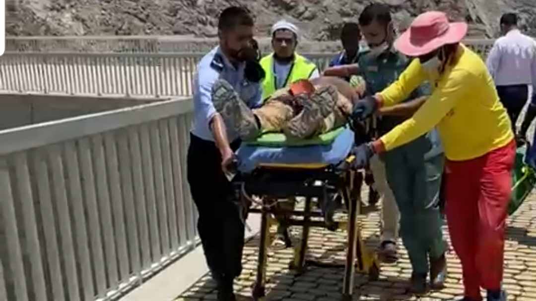صورة بعنوان: شرطة خورفكان تنقذ سائحين علقا في جبال المدينة 