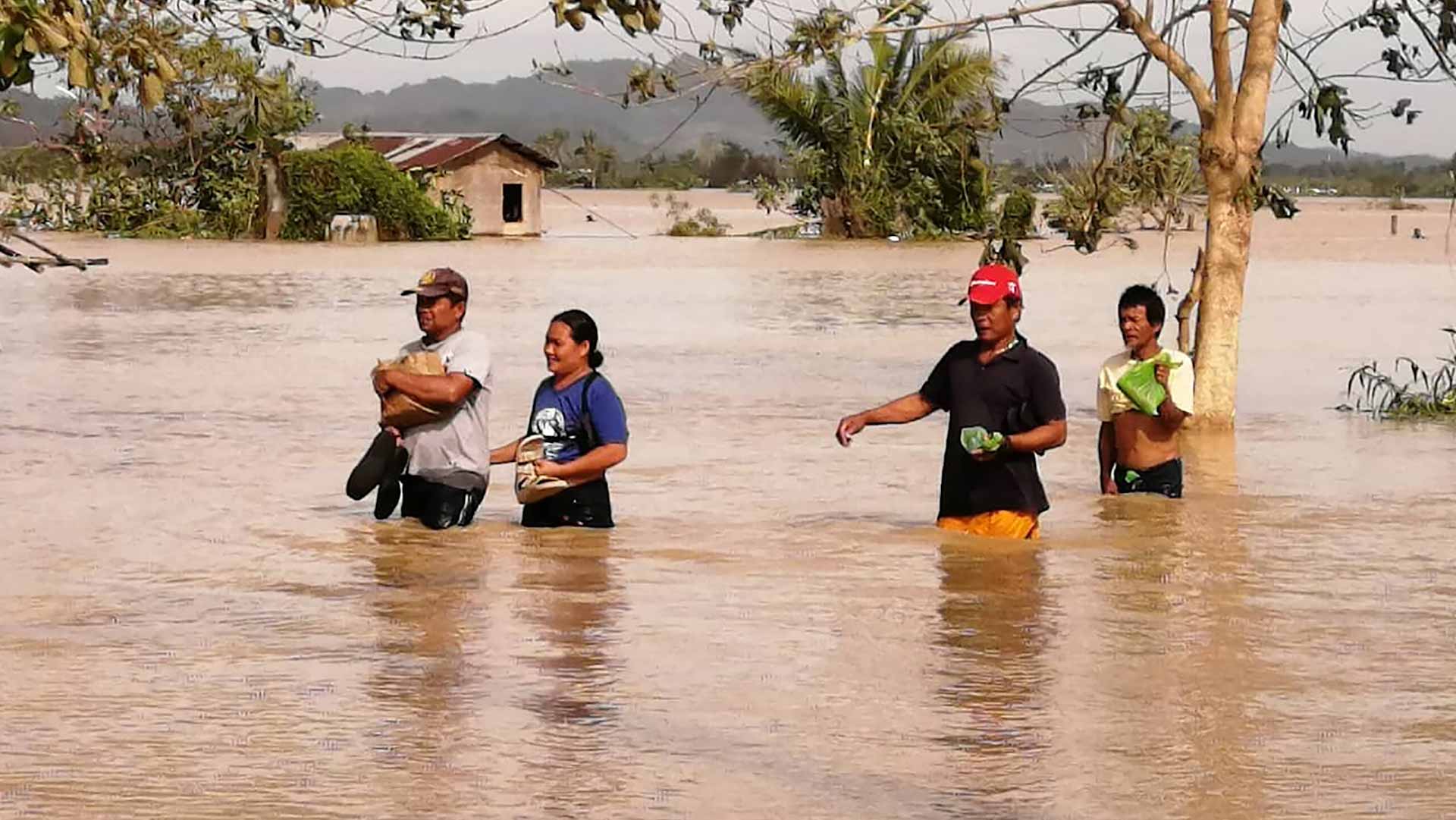 صورة بعنوان: الفلبين تجلي الآلاف بعد سقوط أمطار غزيرة  