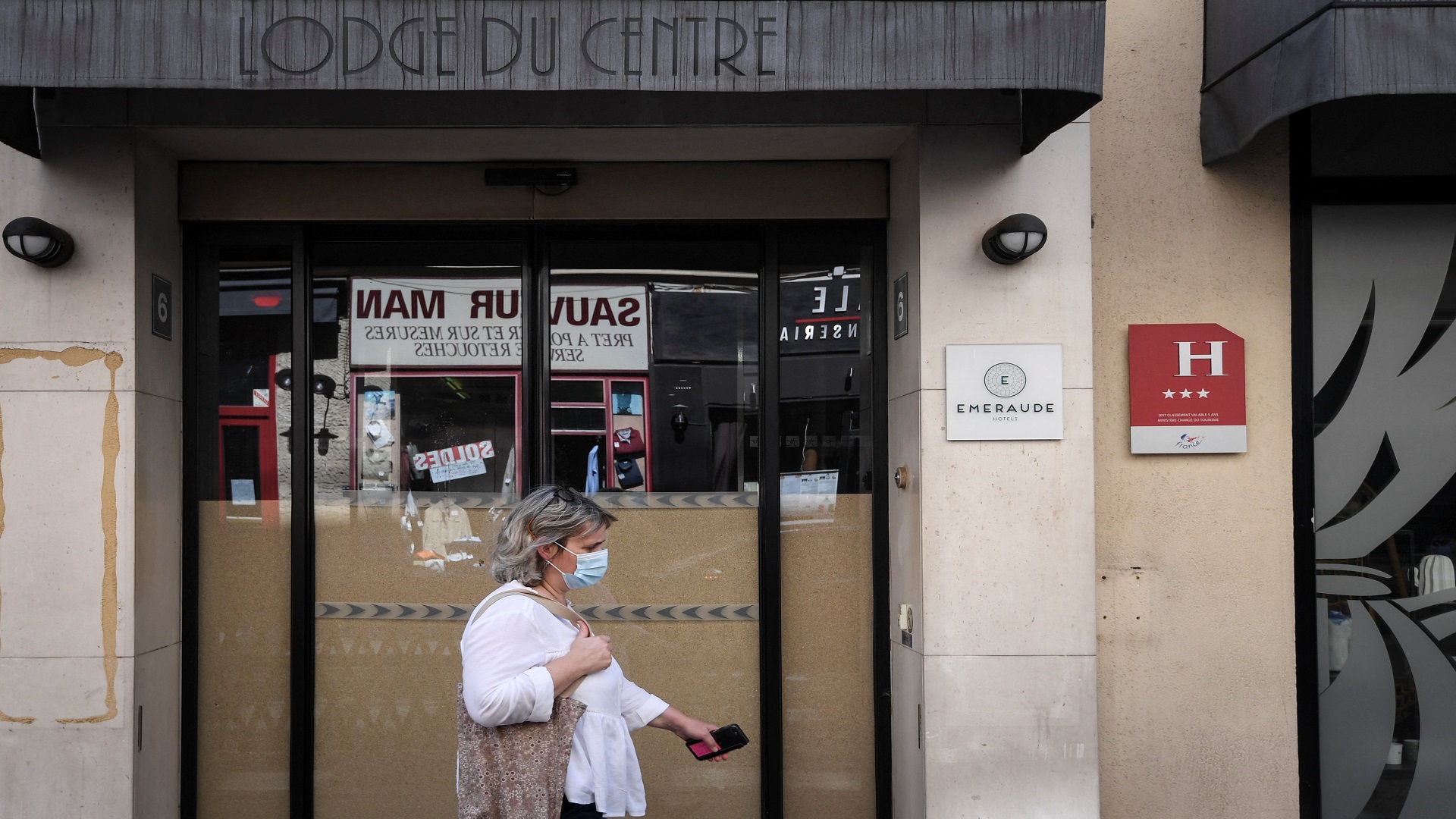 Image for the title: French parliament adopts vaccine passports law despite protests 