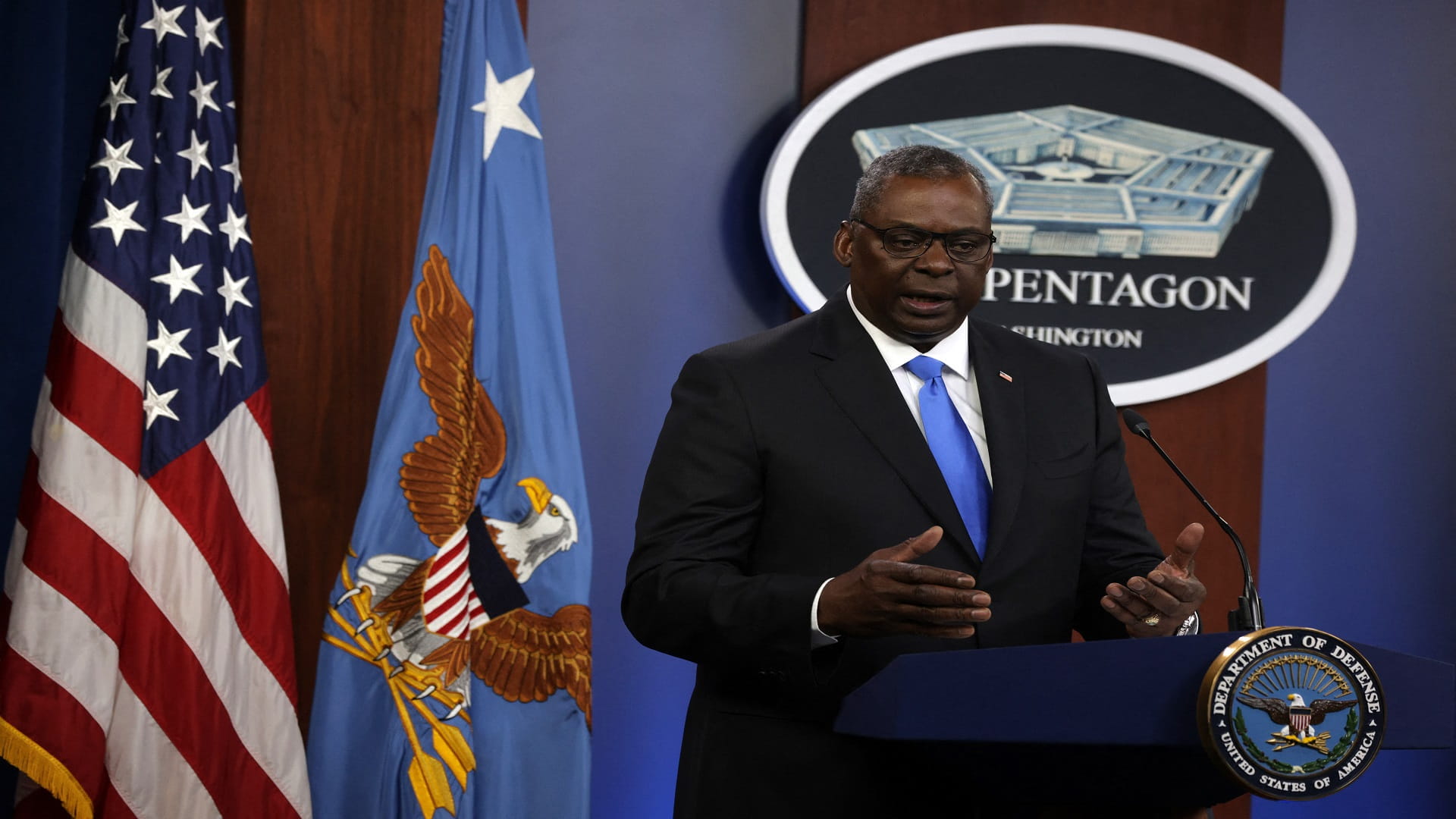Image for the title: Pentagon chief seeks to nudge ties with Vietnam 