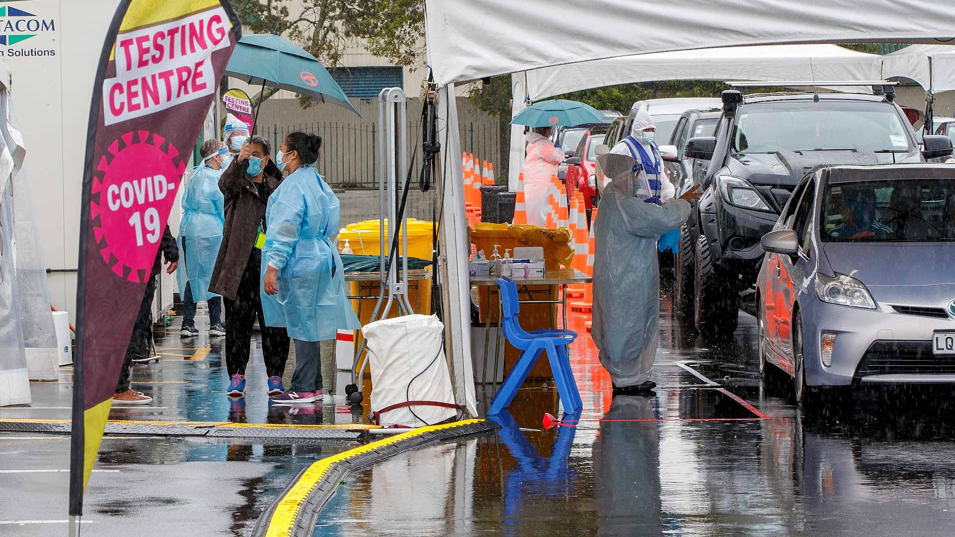 Image for the title: New Zealand keeps pandemic curbs for another week in Auckland 