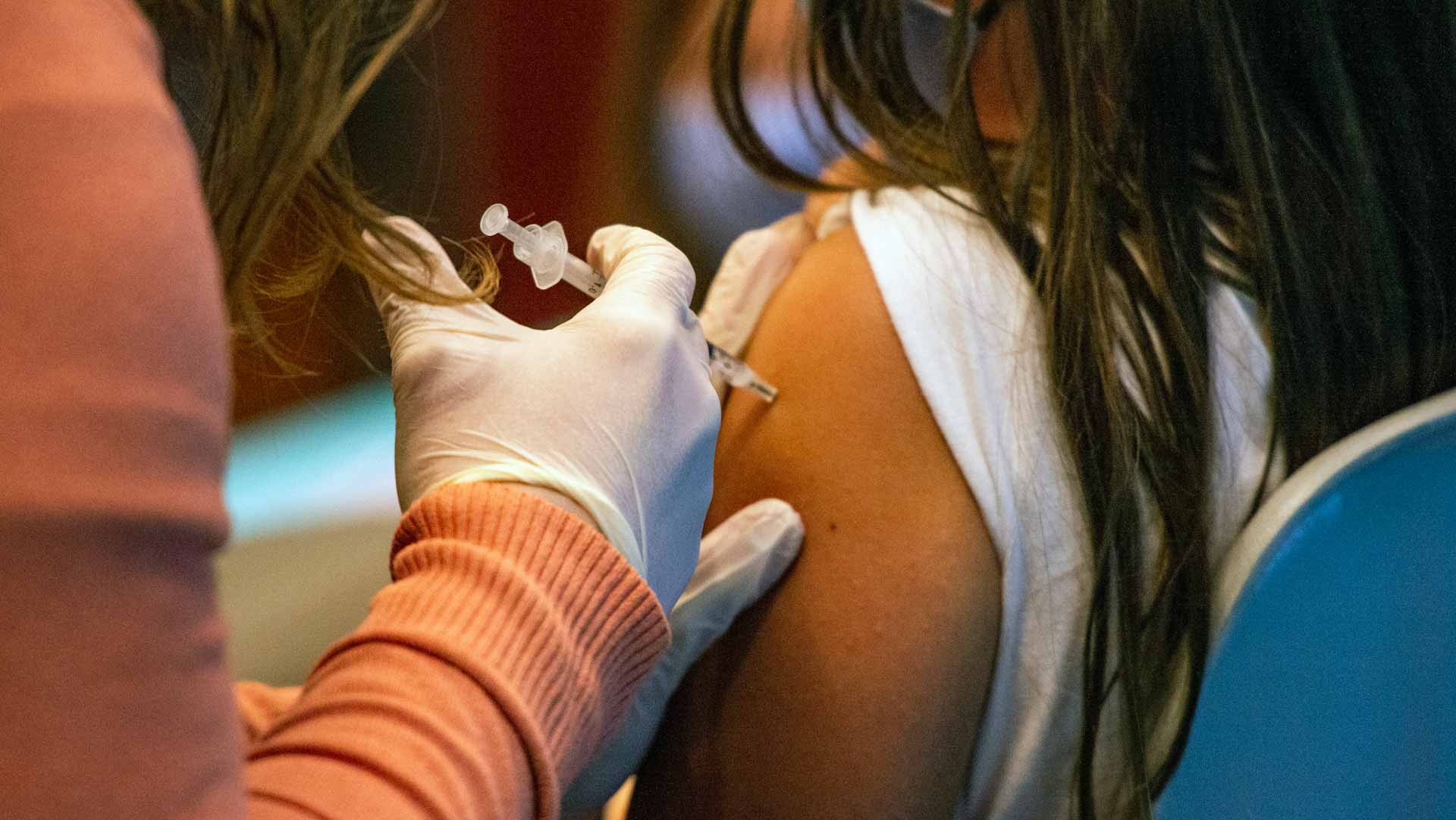 Image for the title: U.S. CDC advisers recommend COVID-19 vaccine for young children 