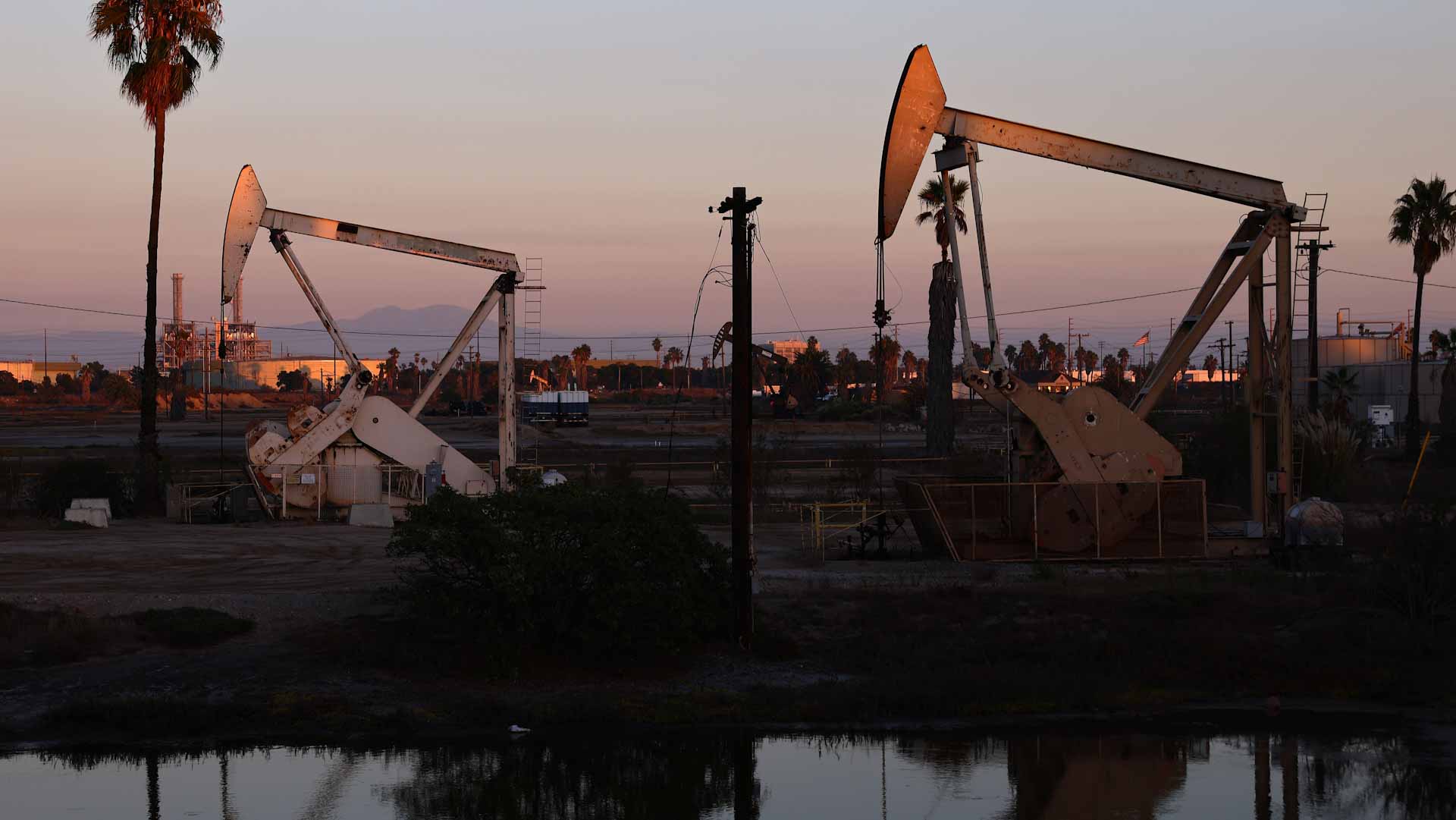 Image for the title: Oil prices fall as data shows big build in U.S. inventory
