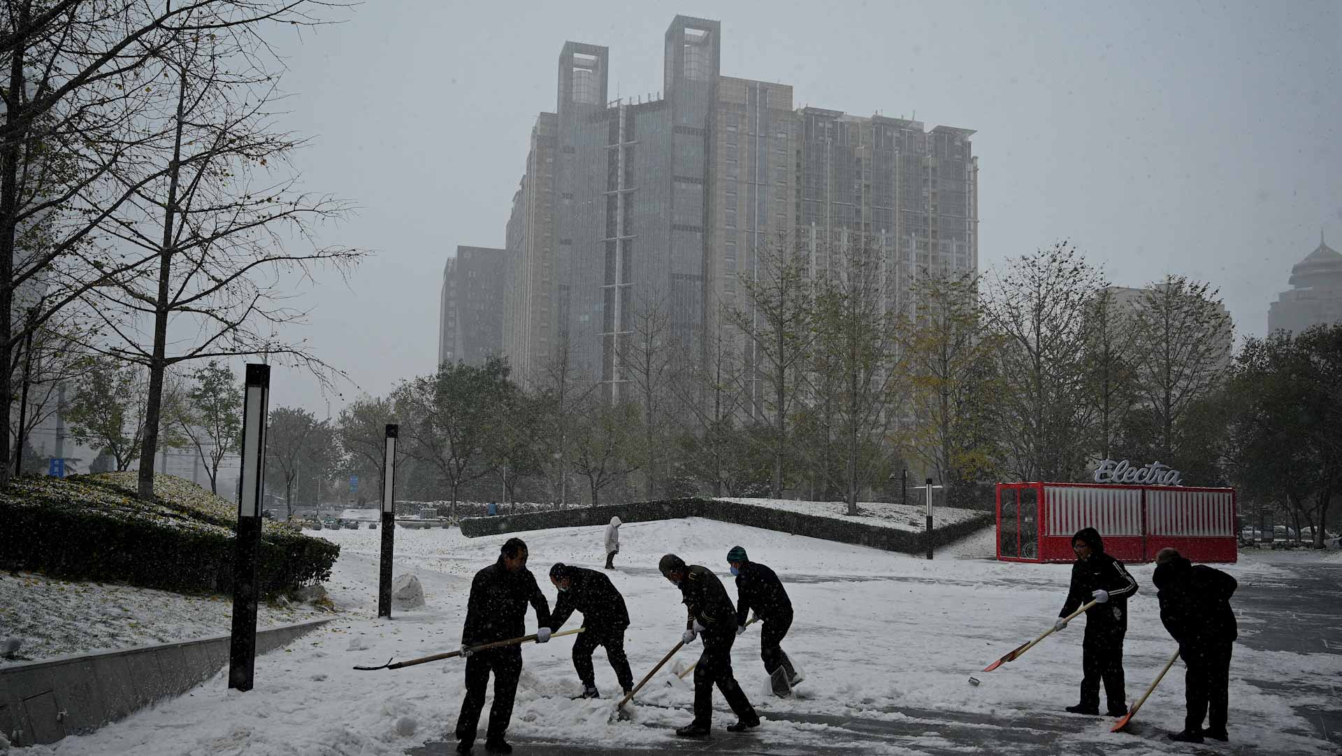 Image for the title: China issues winter's first snowstorm orange alert 