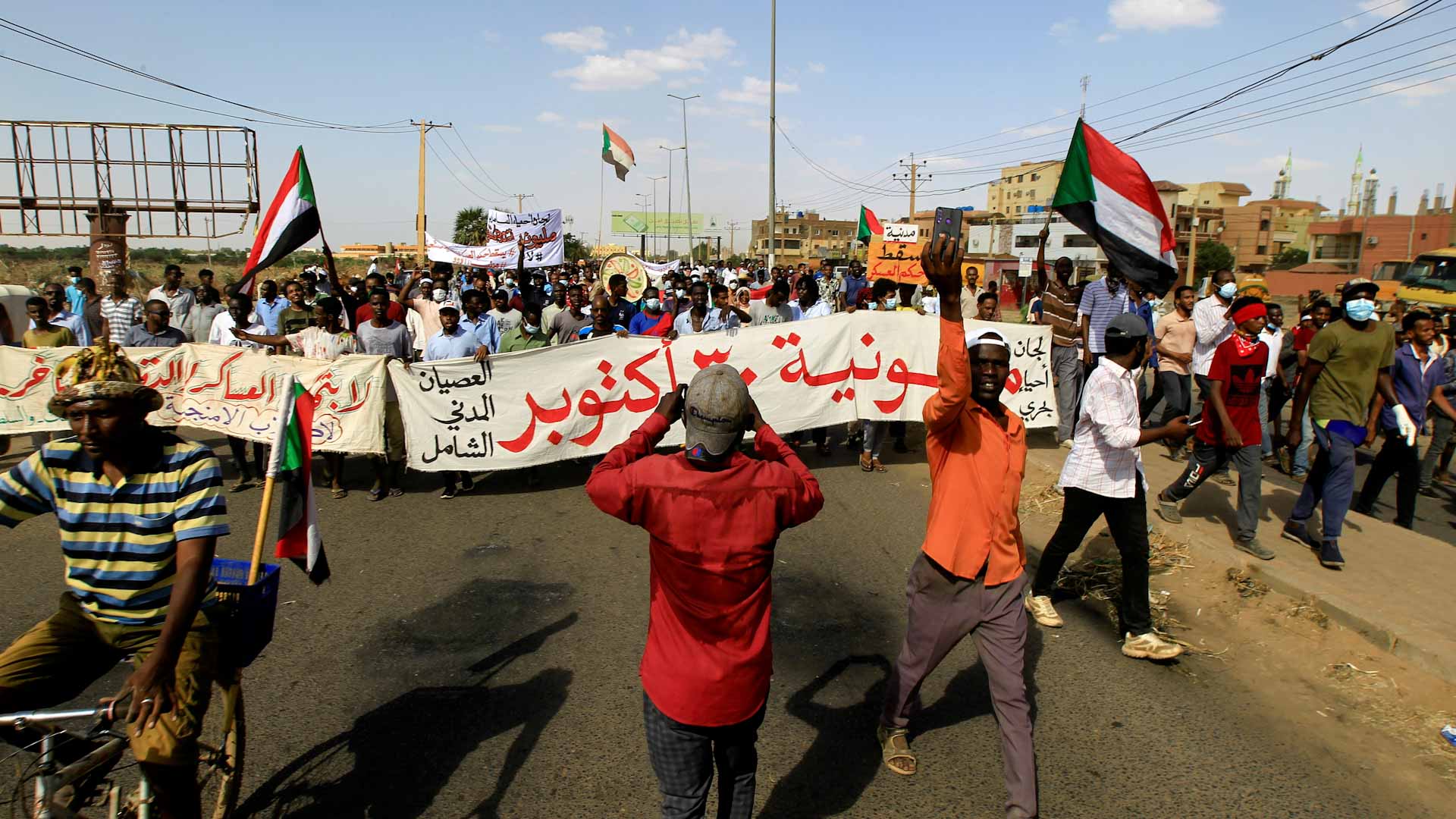 صورة بعنوان: قطع الإنترنت بالسودان يُعقد حملة العصيان المدني في مواجهة الانقلاب 