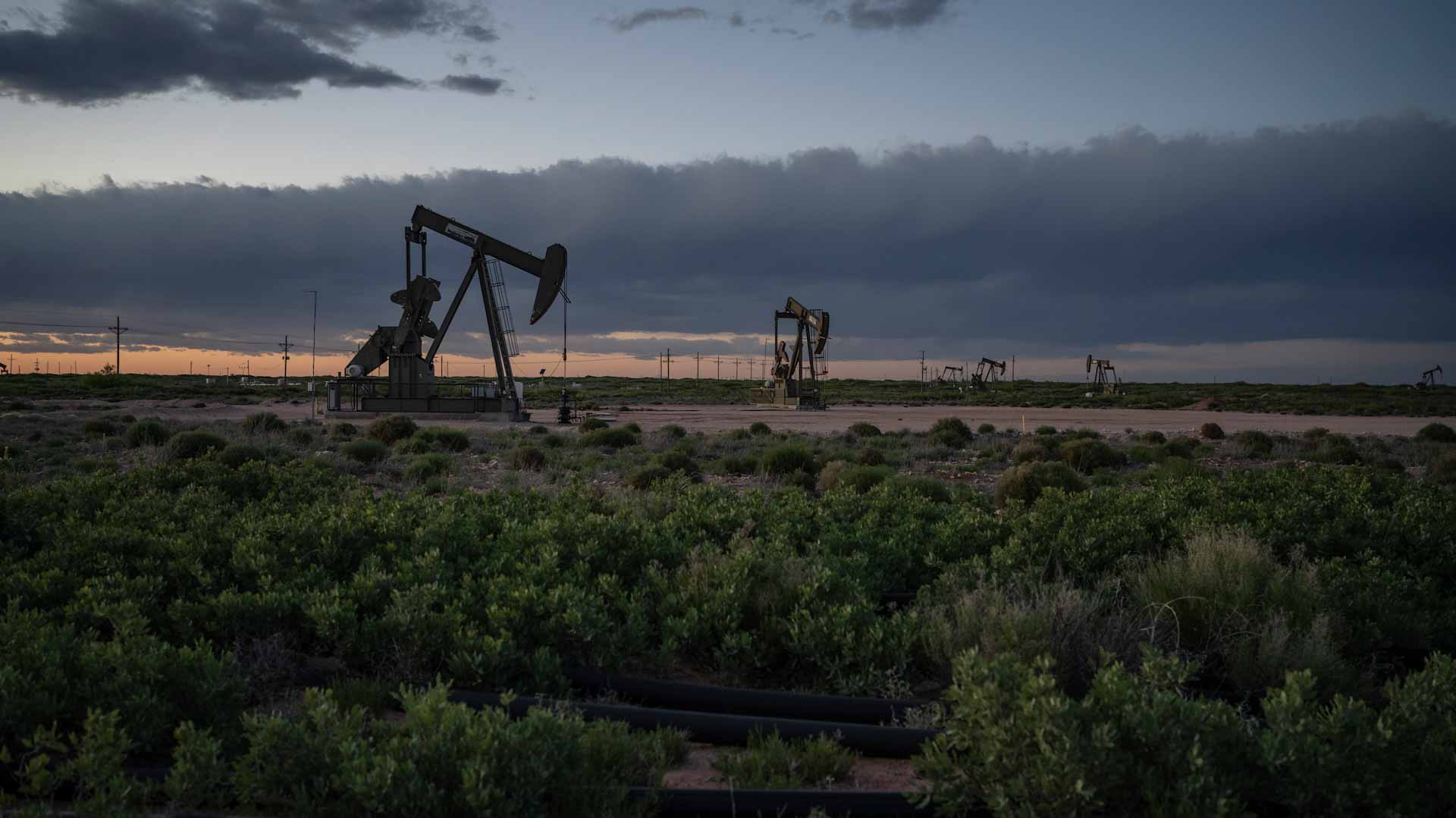 Image for the title: Oil prices plunge into close, roiled by inflation fears 