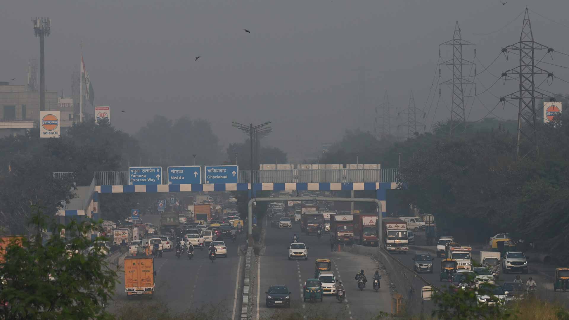 Image for the title: Toxic smog over Indian capital as temperatures, wind speed drop 