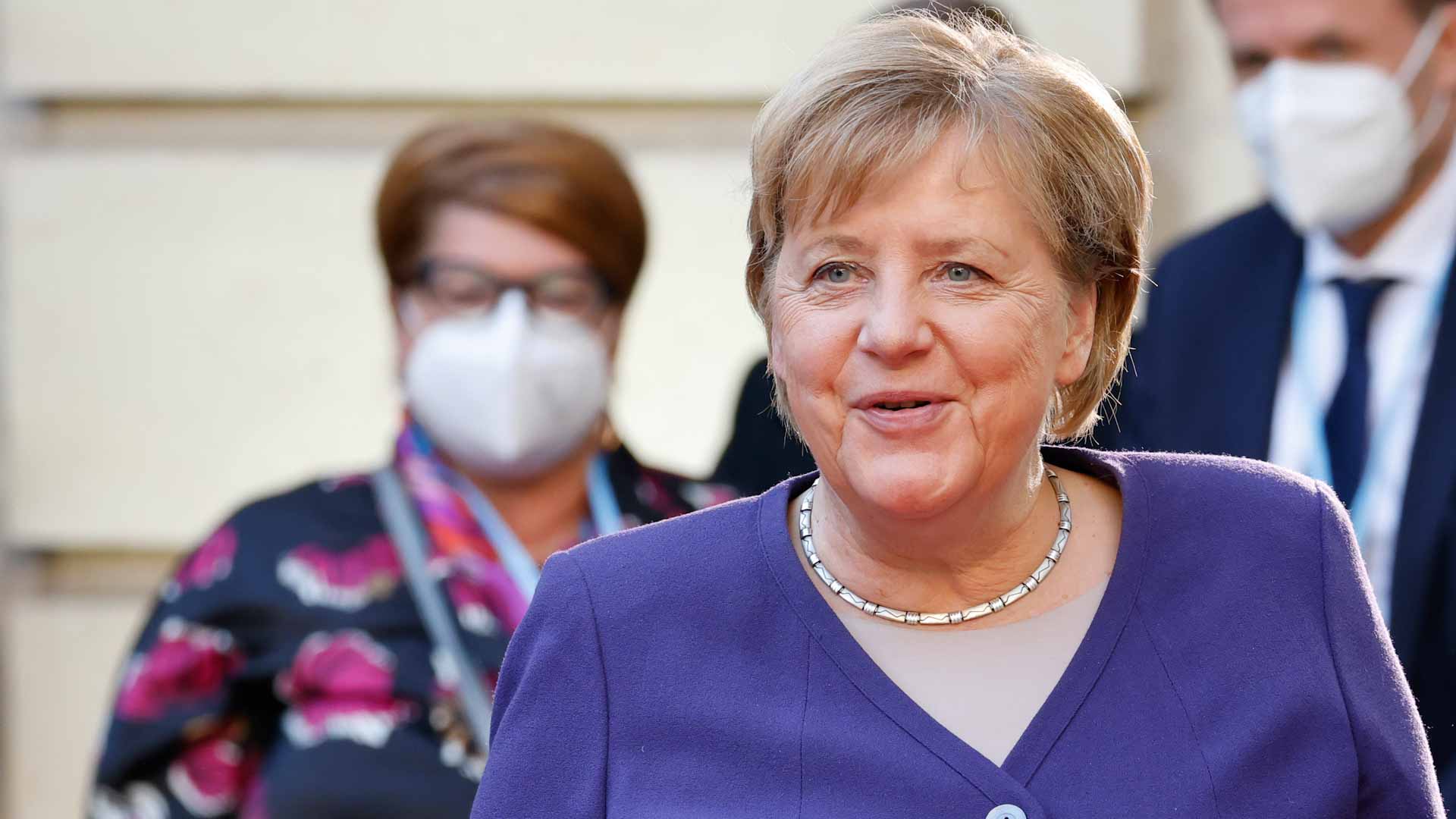 Image for the title: Merkel urges 'national effort' to beat Germany's virus surge 