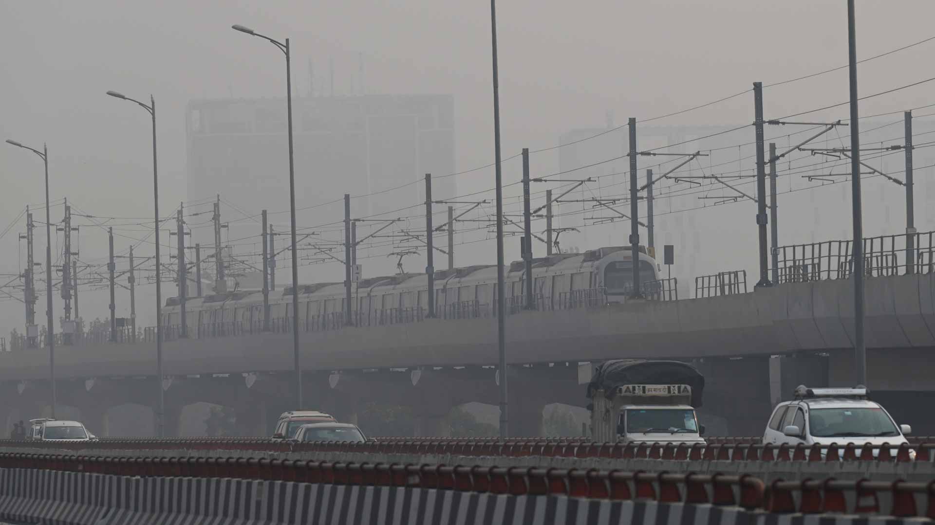 Image for the title: Delhi shuts schools as government considers 'pollution lockdown' 