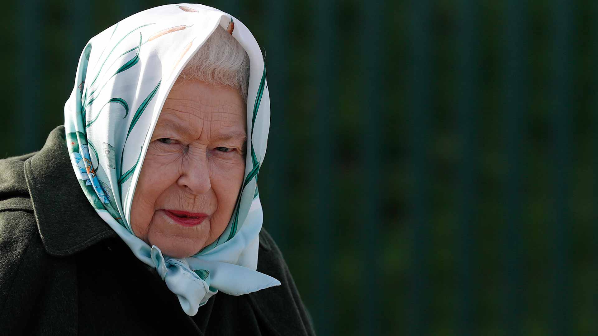 Image for the title: UK's Queen suffers 'sprained back': palace 