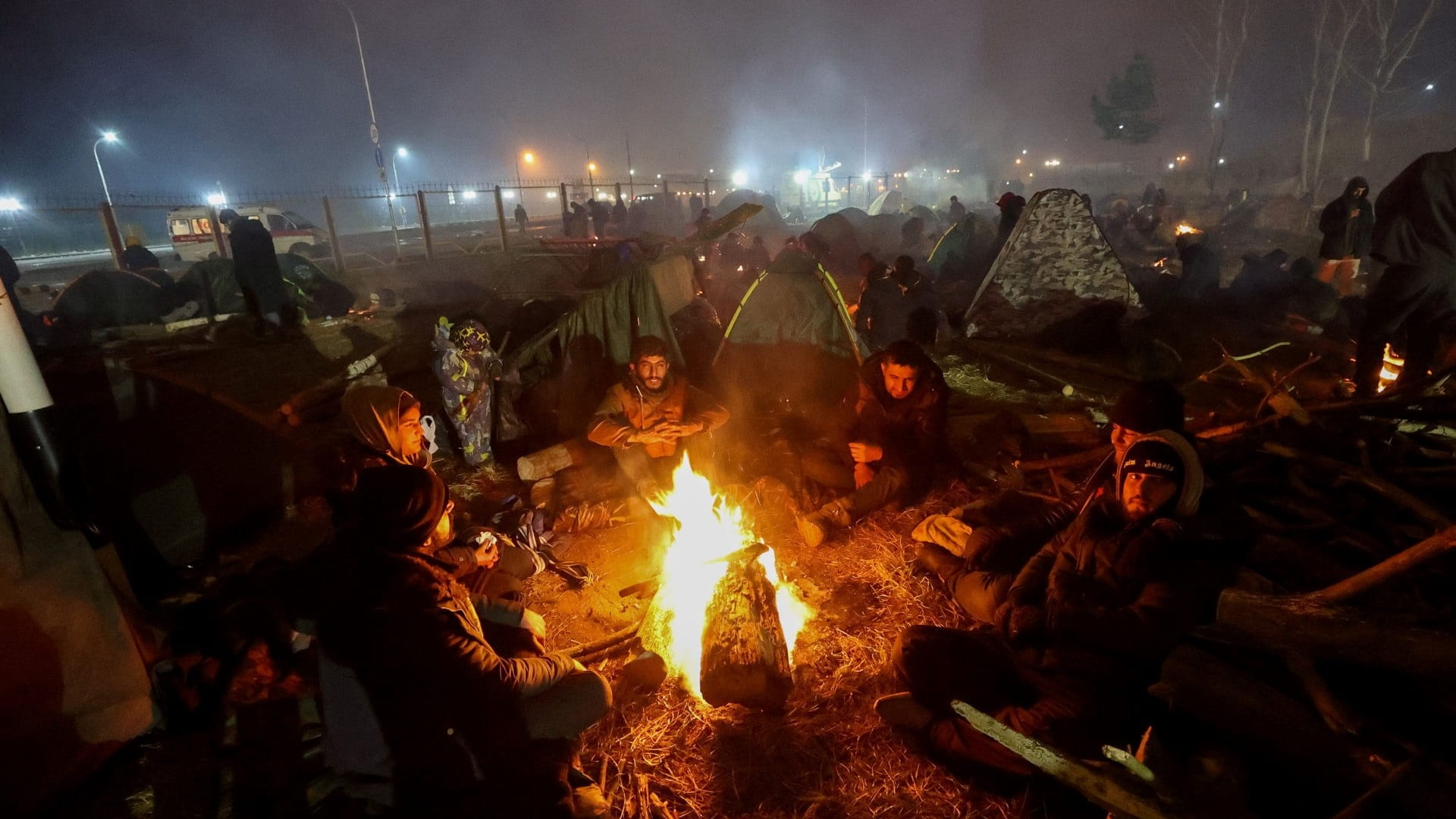 Image for the title: Poland: Belarus trucking migrants back to frontier 