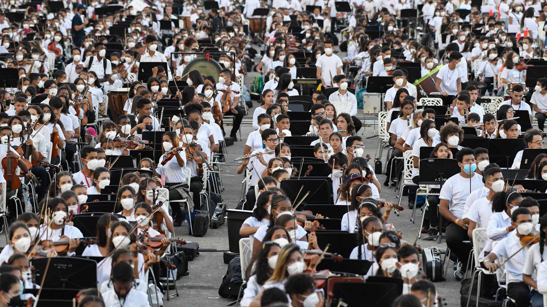 Image for the title: Venezuela sets largest orchestra world record 