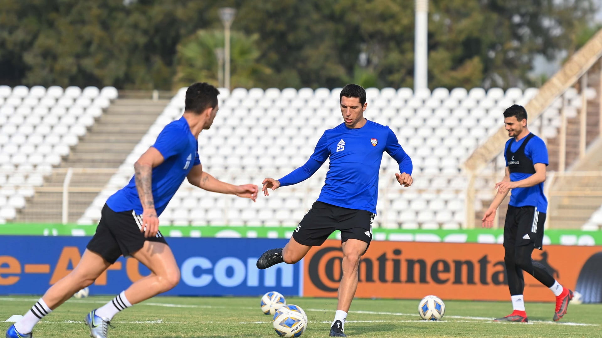 صورة بعنوان: منتخب الإمارات يتدرب في دبي ويغادر إلى الدوحة الجمعة 