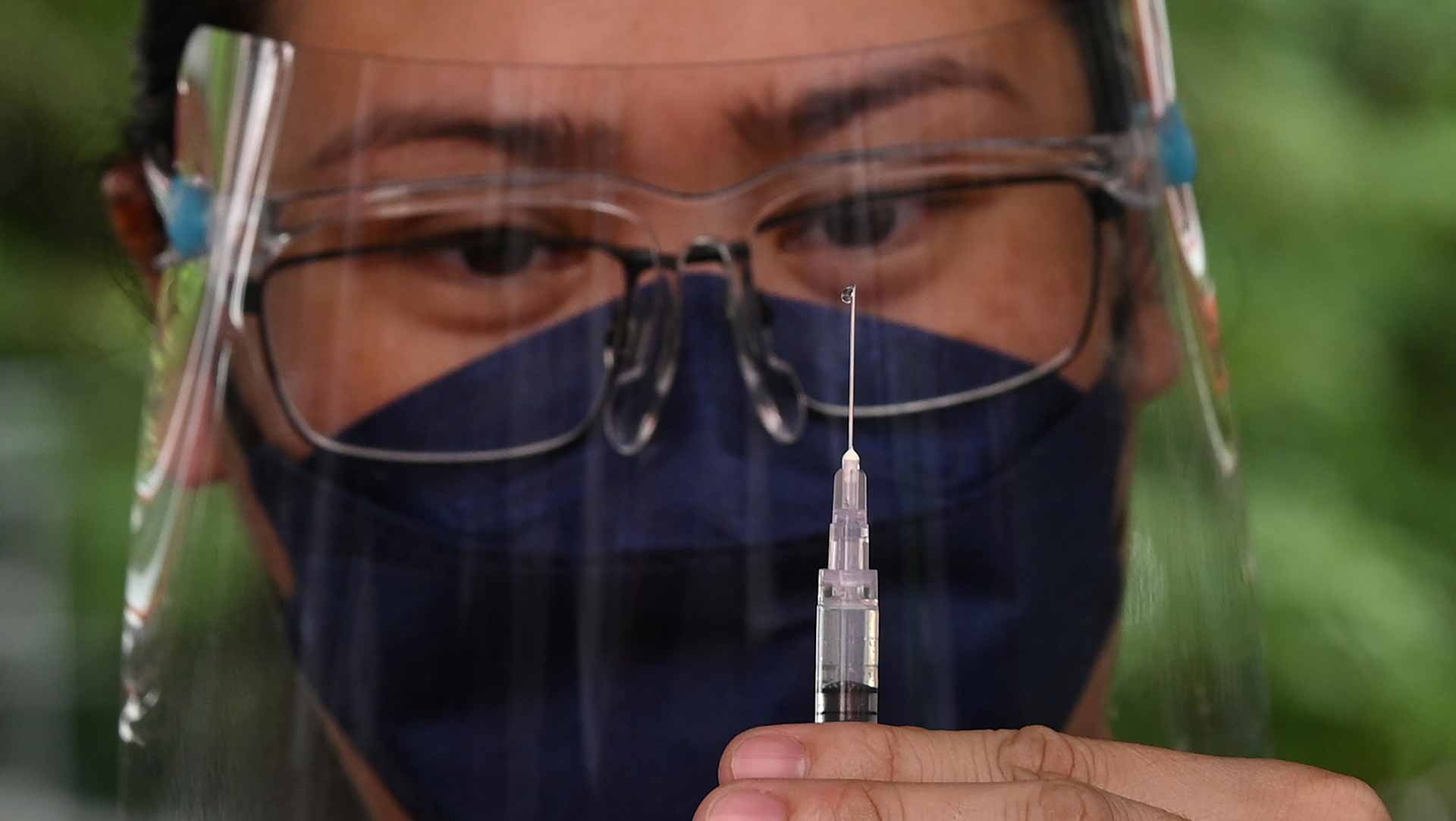 Image for the title: Philippines launches campaign to vaccinate 9 mn in three days 