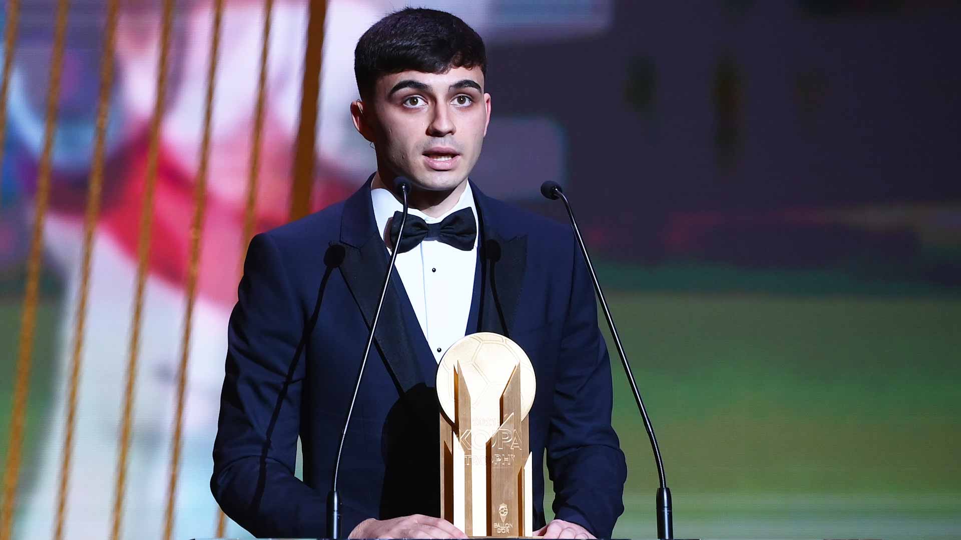 صورة بعنوان: النجم الإسباني بيدري يتوج بجائزة أفضل لاعب شاب في العالم 