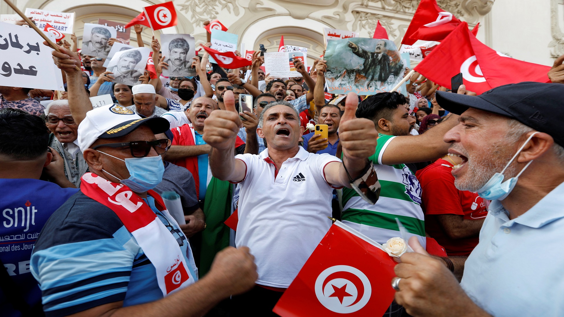 Image for the title: Thousands rally for Tunisian president urging change to system 