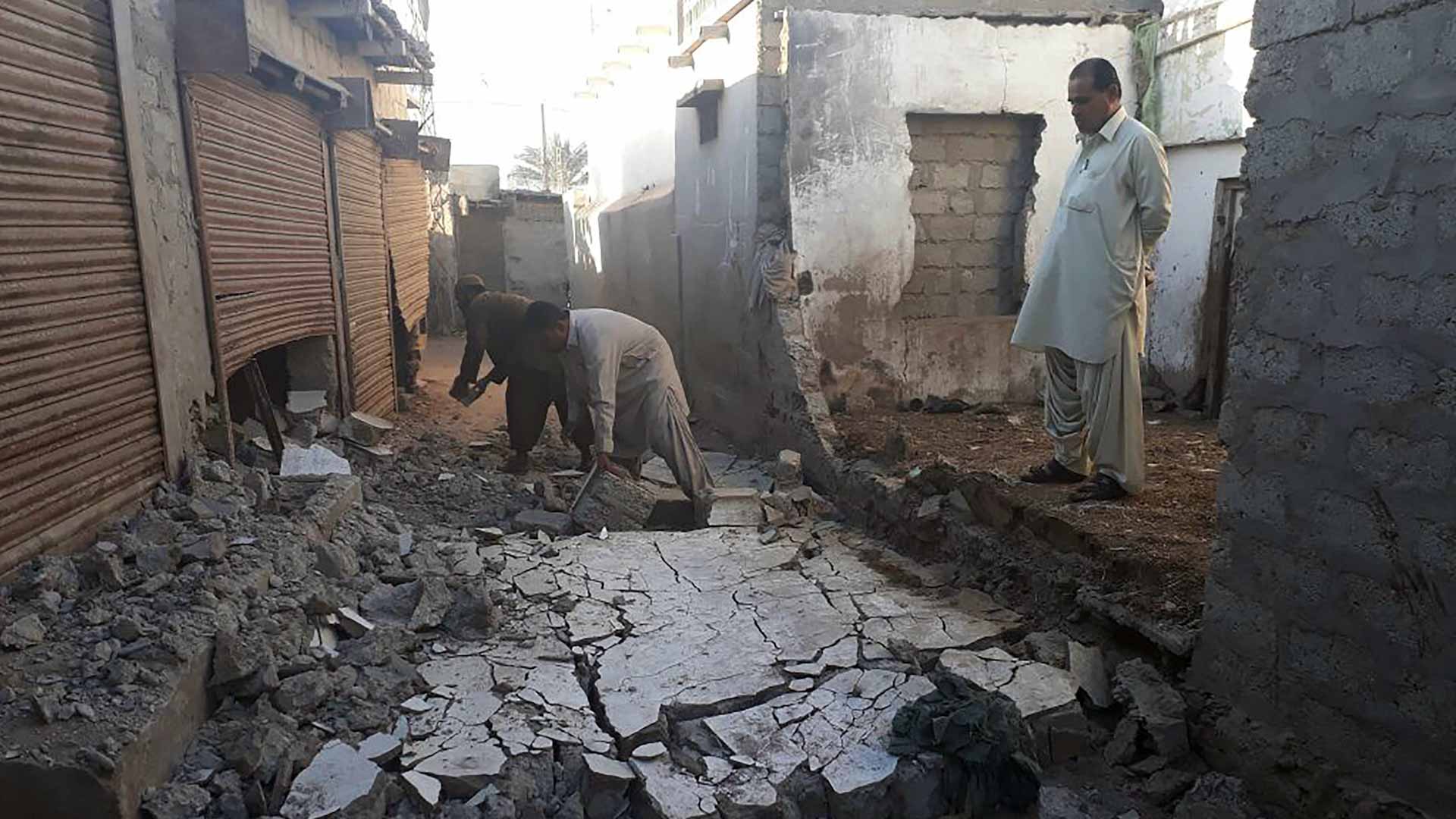 Image for the title: Twenty killed as quake rattles southern Pakistan 