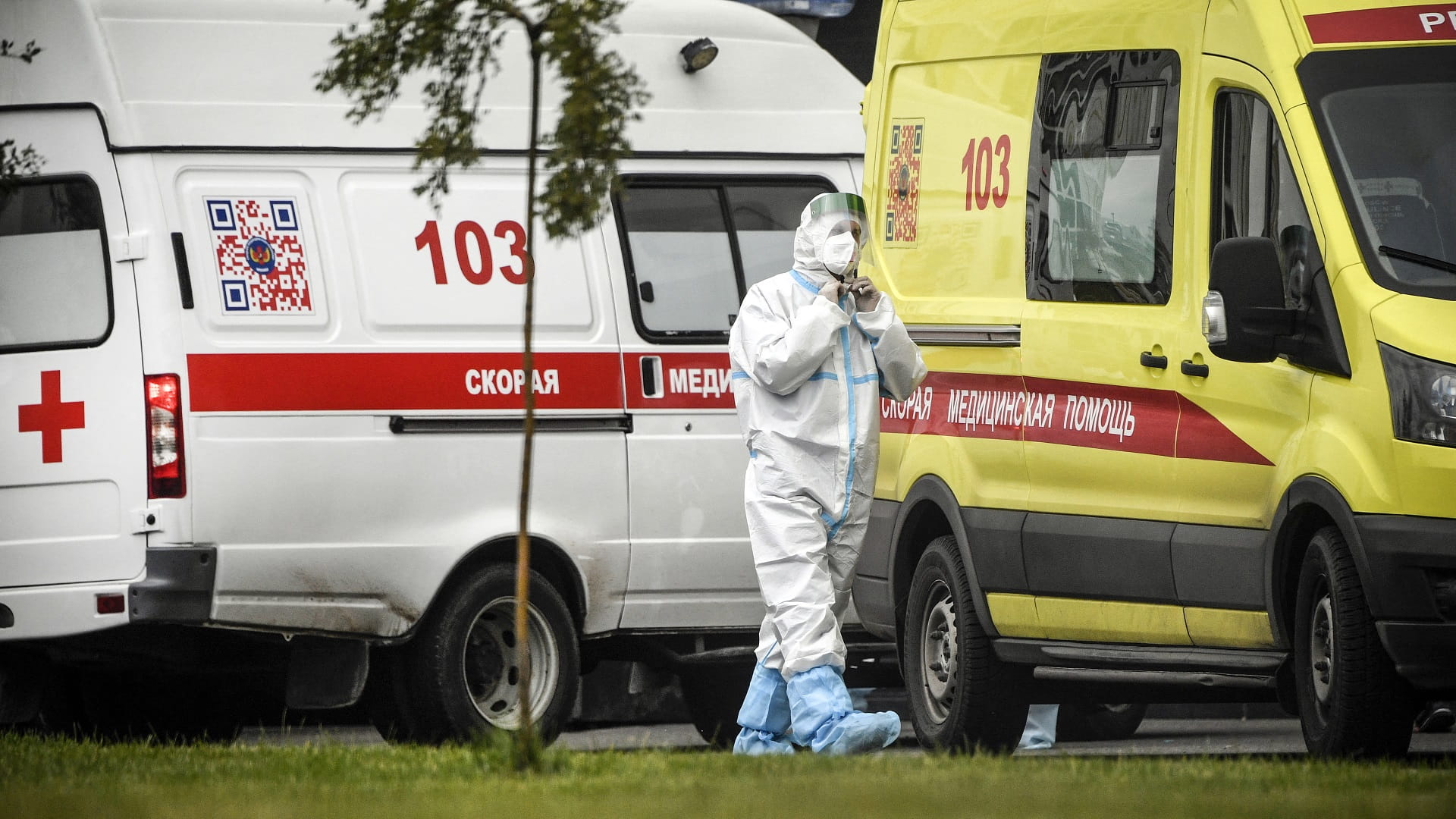 Image for the title: Russia sets new COVID-19 death record since beginning of pandemic 