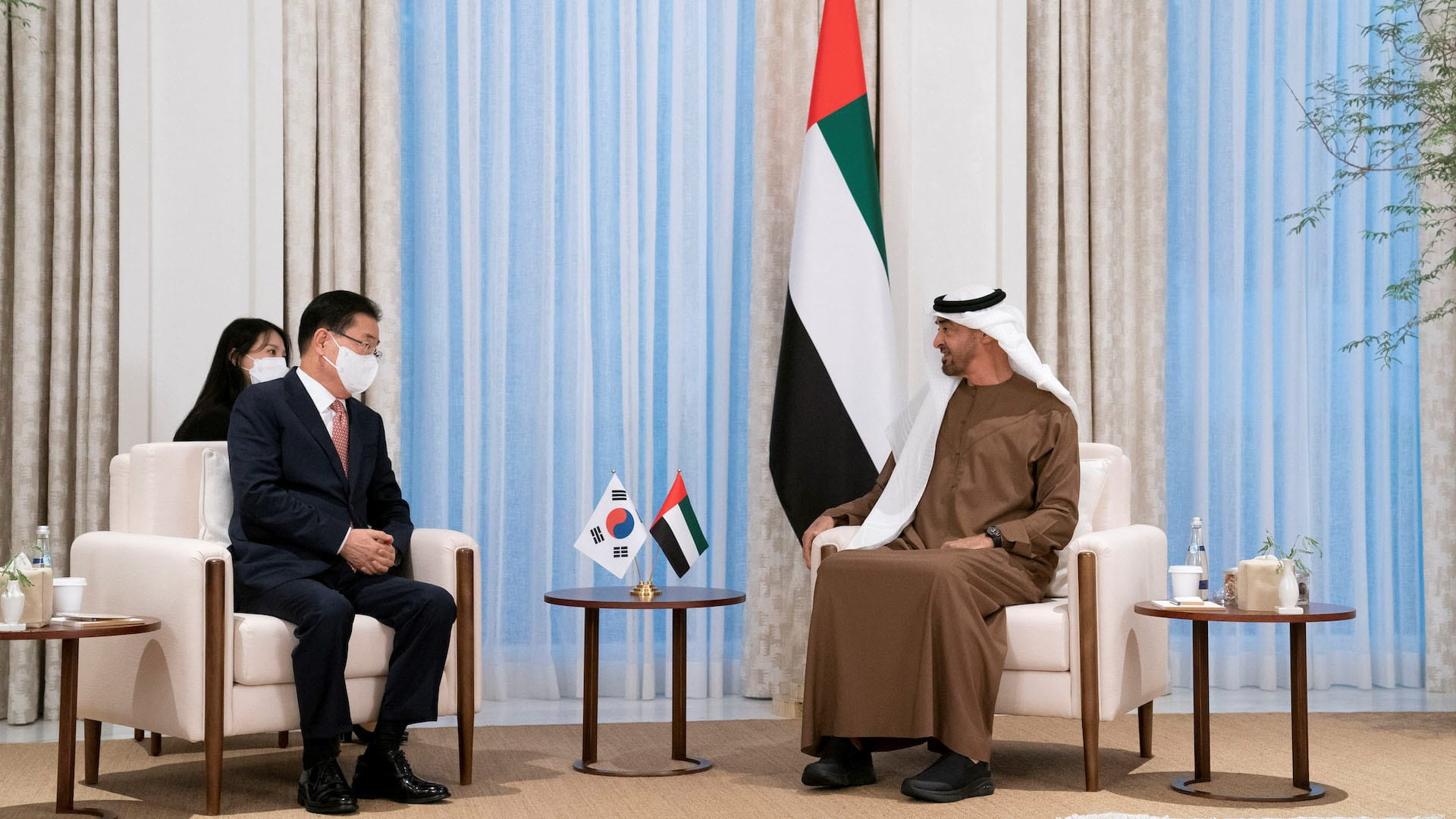 Image for the title: Mohamed bin Zayed, South Korean FM advancing strategic relations 