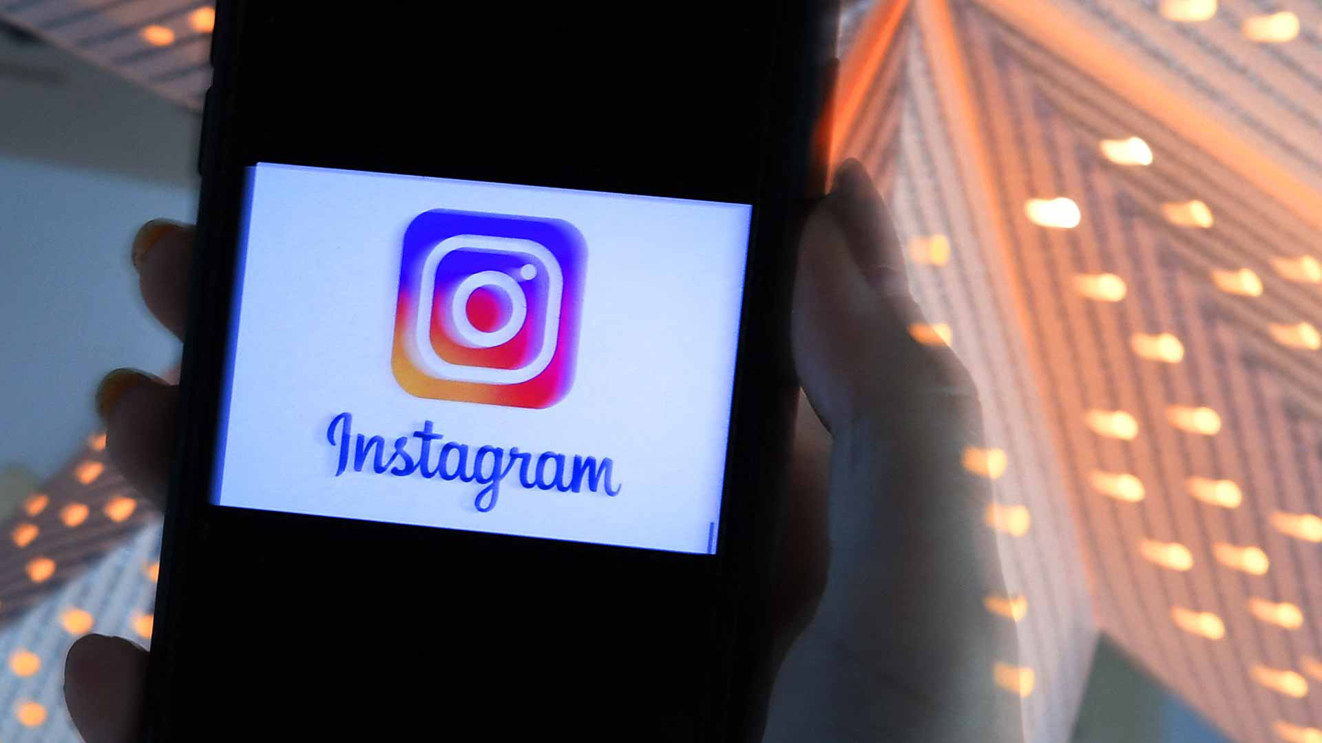 Image for the title: Instagram testing feature to notify users of outage inside app 