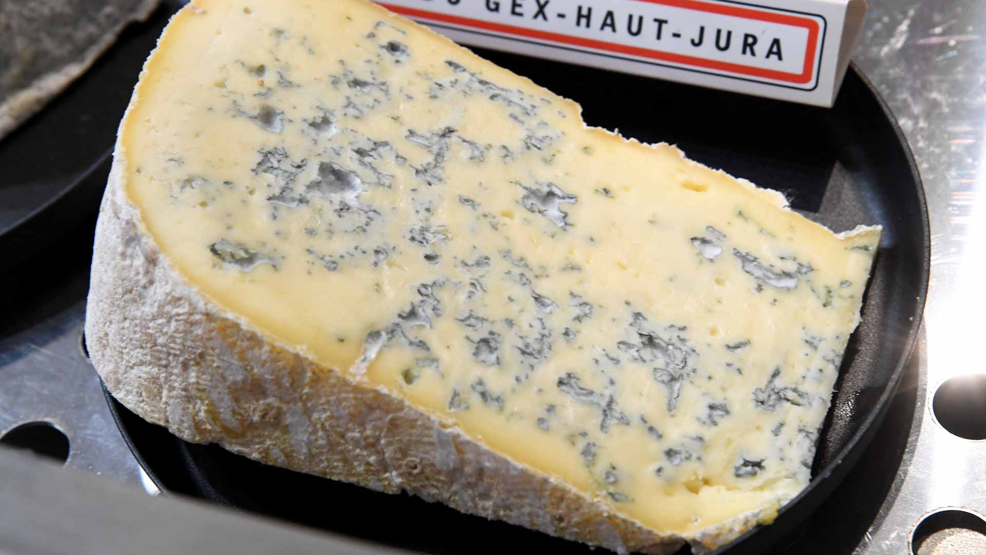 Image for the title: French blue cheese makers see red over nutrition labelling 