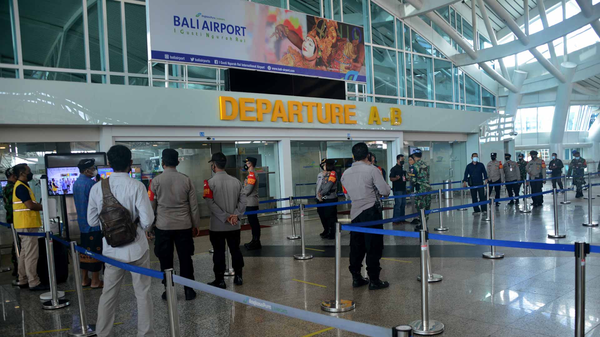 Image for the title: Indonesia's Bali reopens to Int'l tourists, but with no flights 