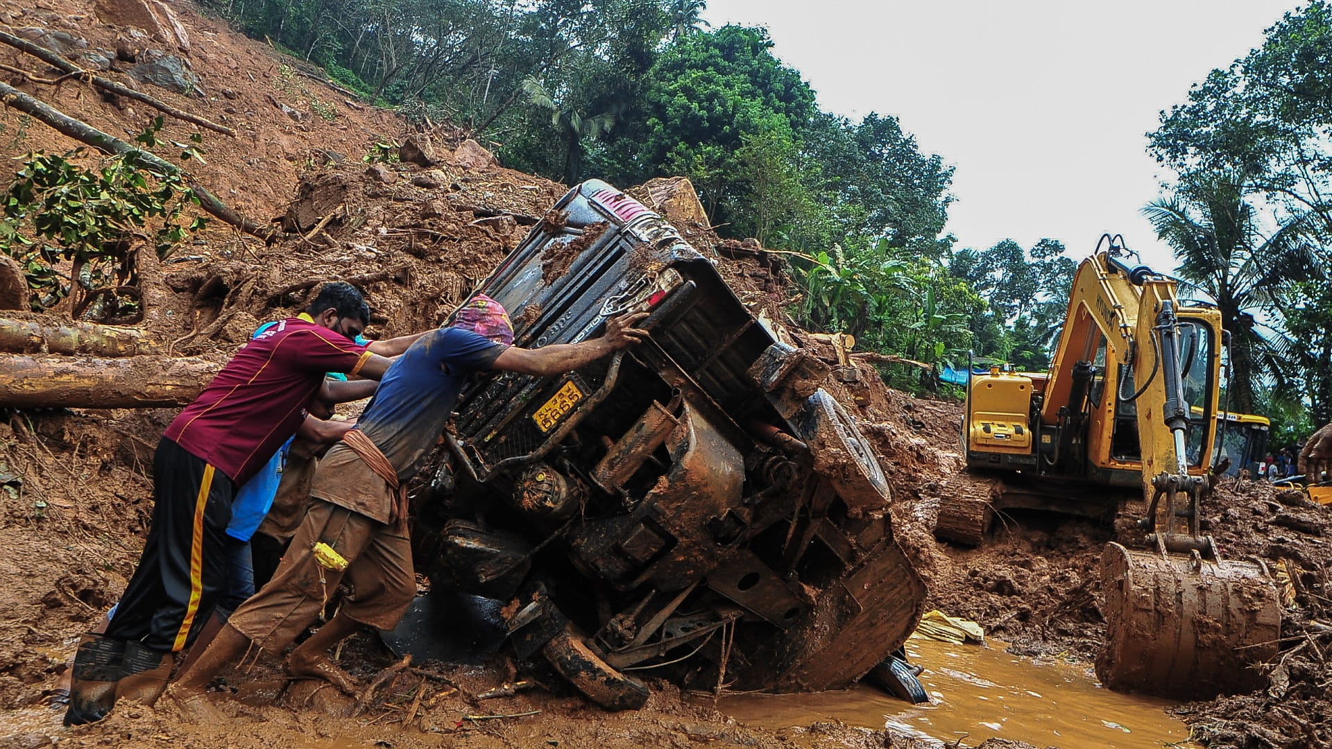 Image for the title: Landslides, floods kill at least 25 in southwest India 