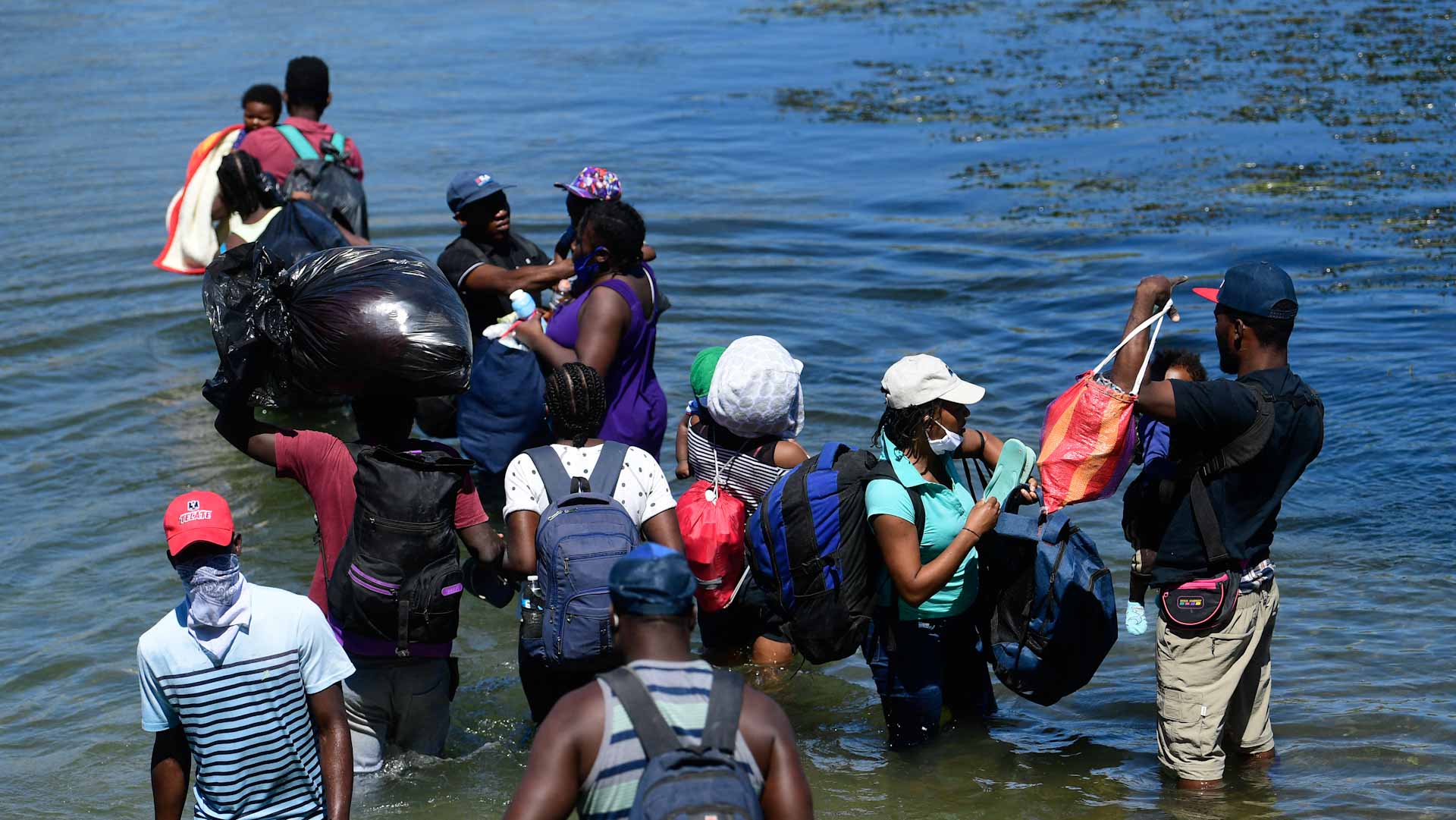 Image for the title: Mexico finds nearly 2,000 irregular migrants in one day 