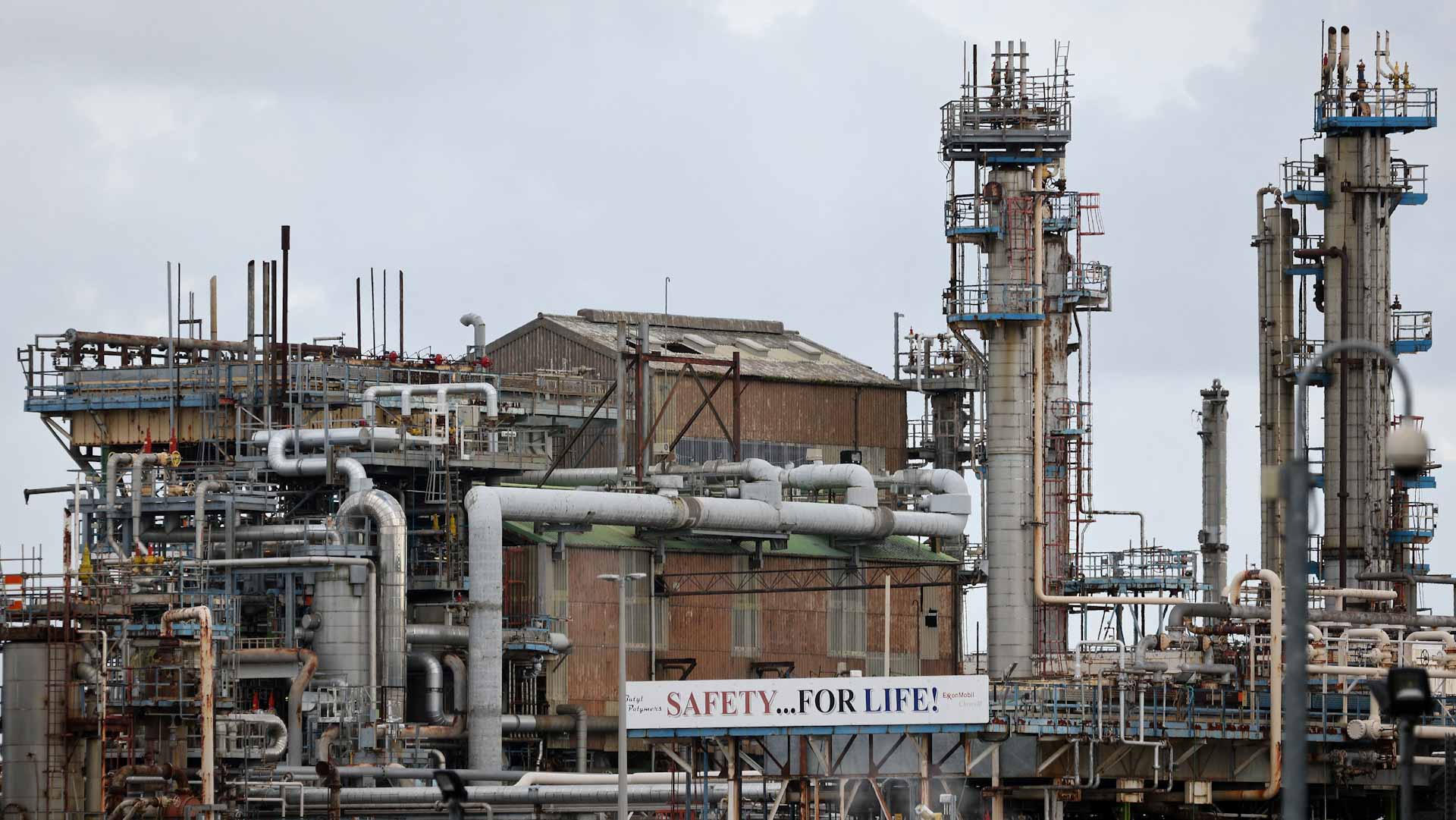 Image for the title: Britain's fossil fuel dilemma in spotlight as climate talks near 