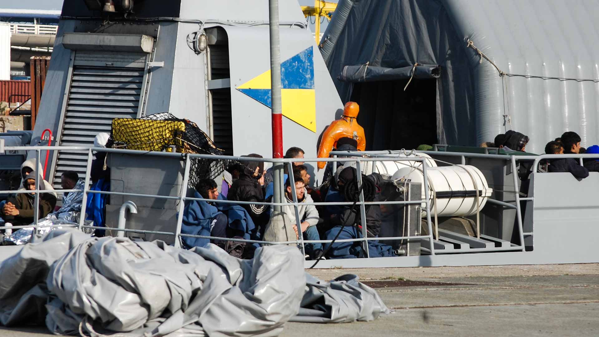 Image for the title: France recovers 213 migrants from Channel 