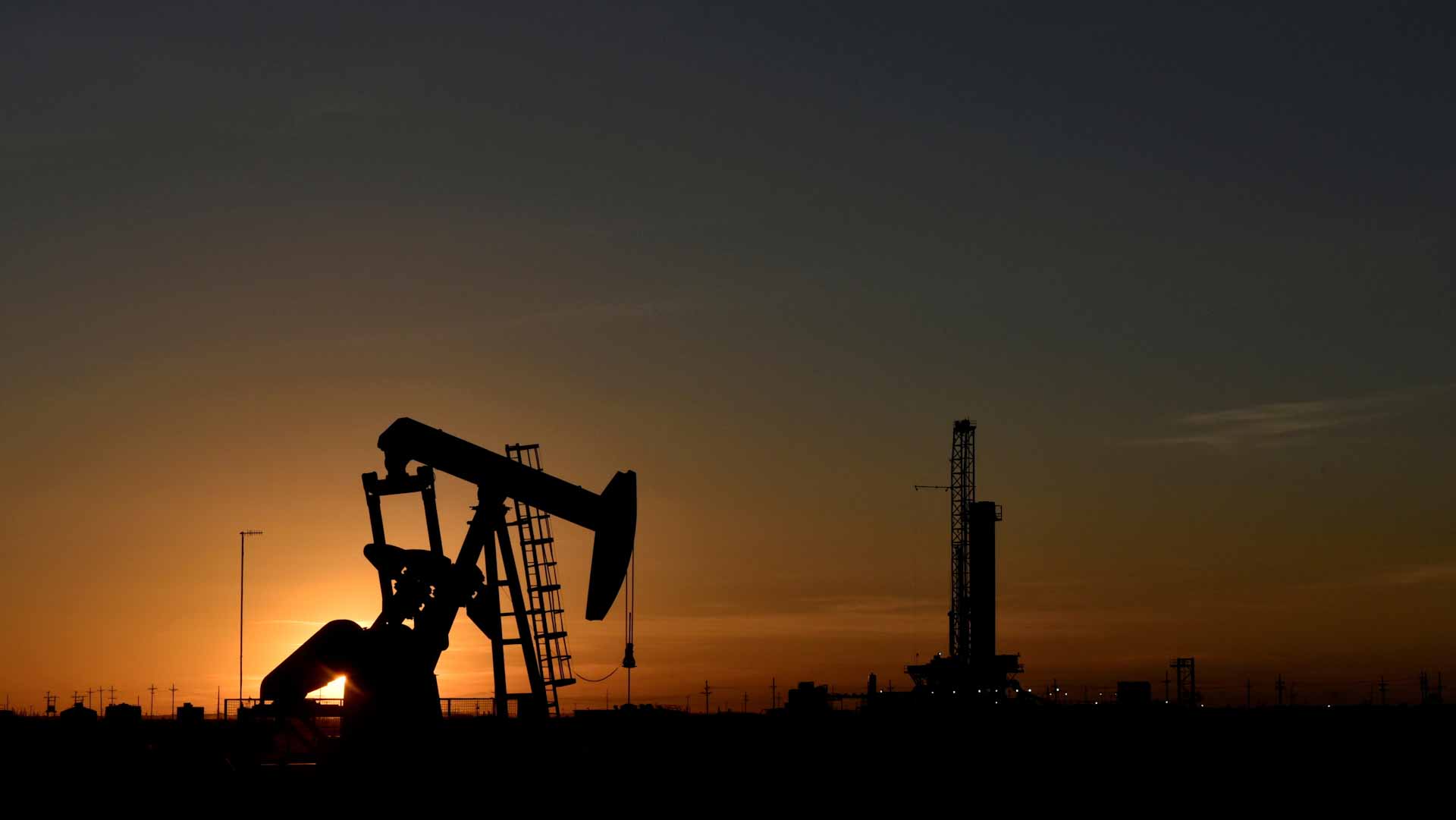 Image for the title: Oil remains near multi-year highs as energy crunch persists 