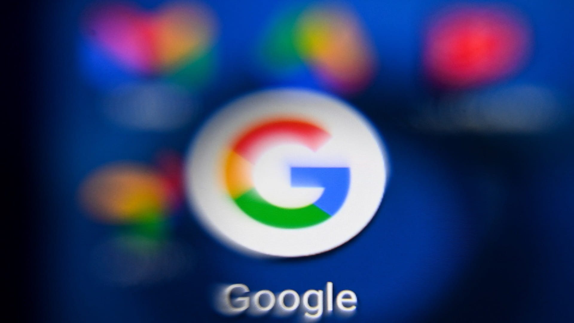 Image for the title: Google cuts its commission on app subscriptions 
