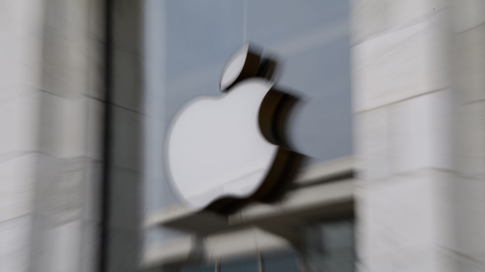 Image for the title: Apple updates App Store payment rules in concession to developers 