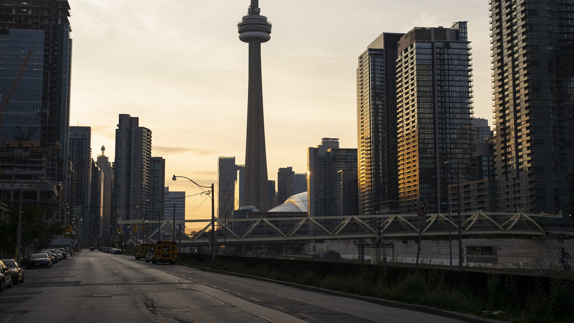Image for the title: Canada scraps travel advisory;to end mask, vaccine rules by March 