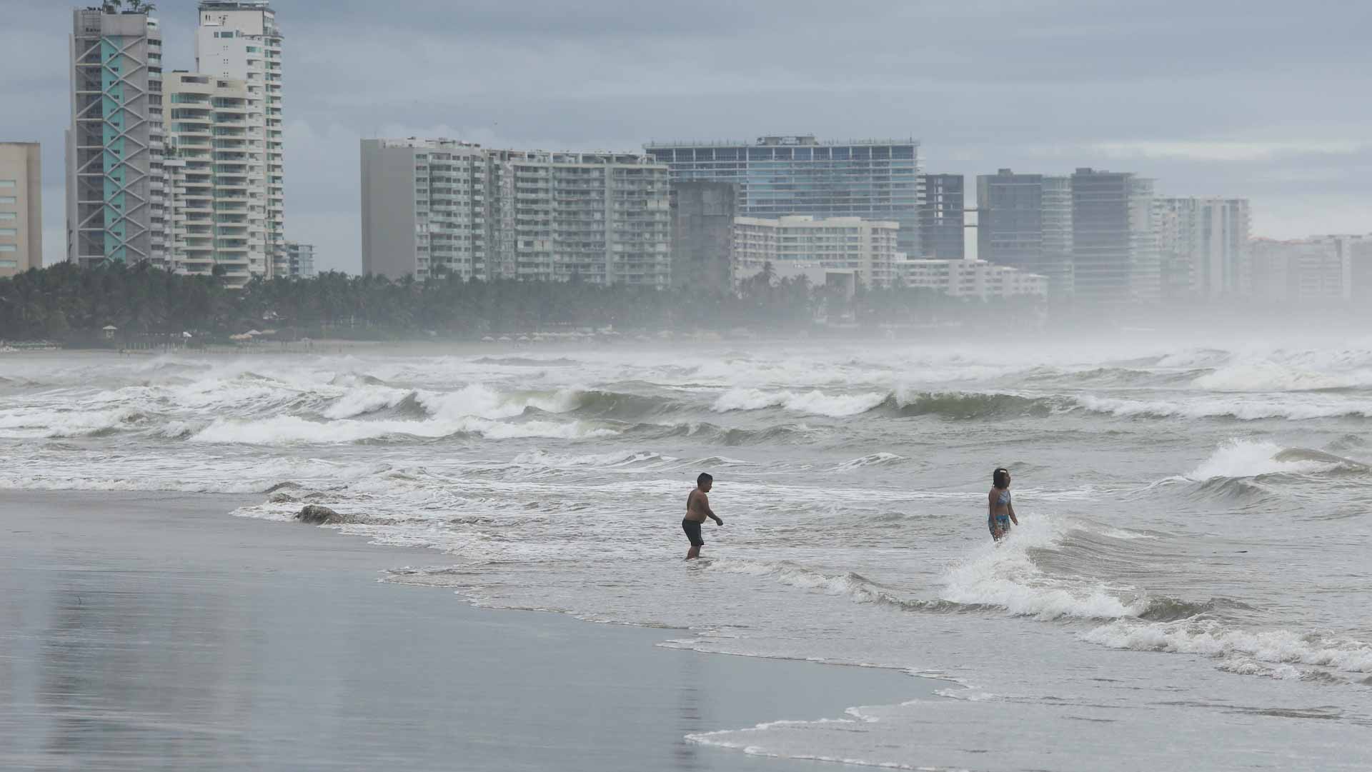 Image for the title: Hurricane Rick unleashes rain on slow path towards Mexican coast 