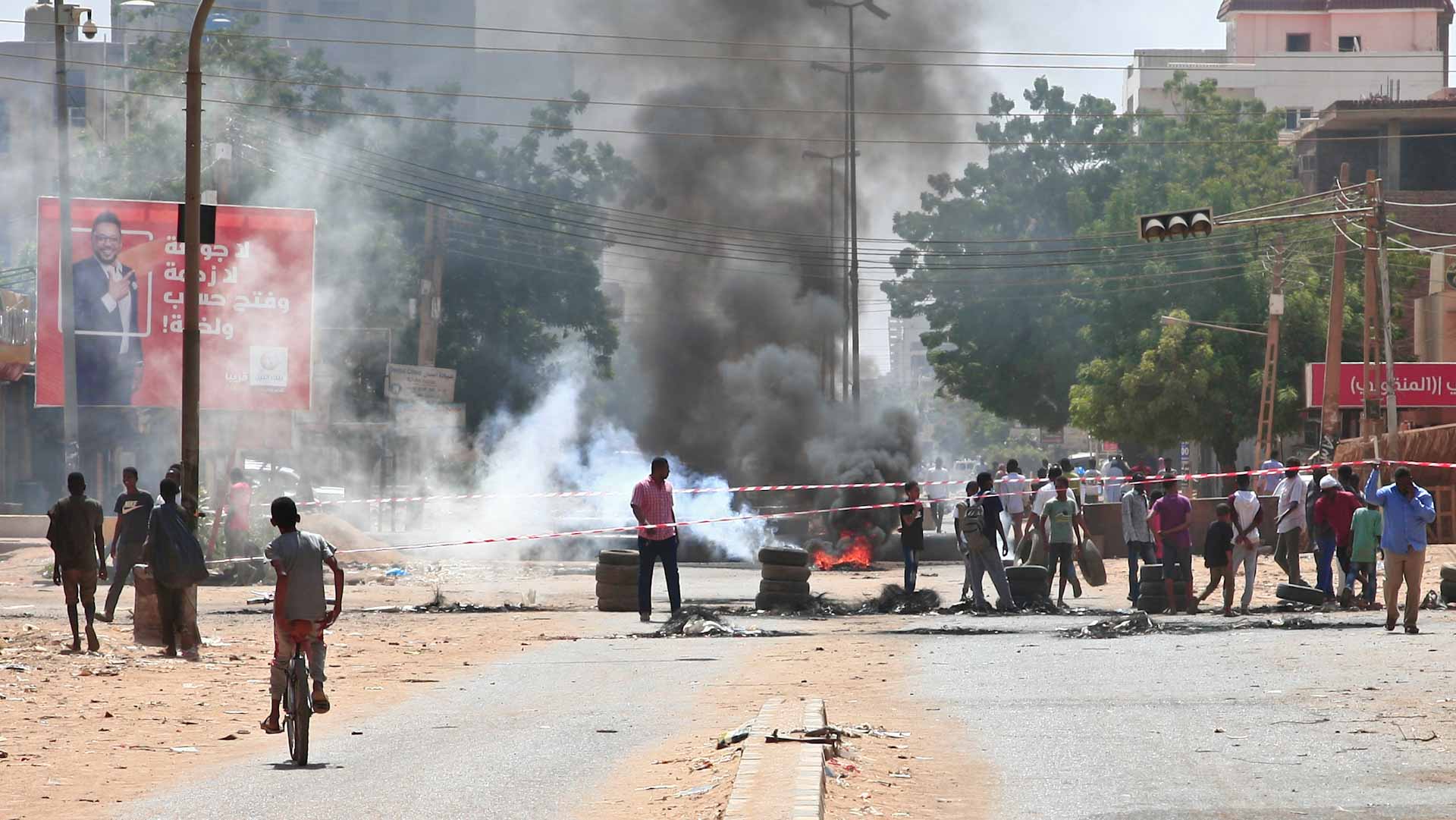 Image for the title: Sudan PM released as protesters face tear gas 