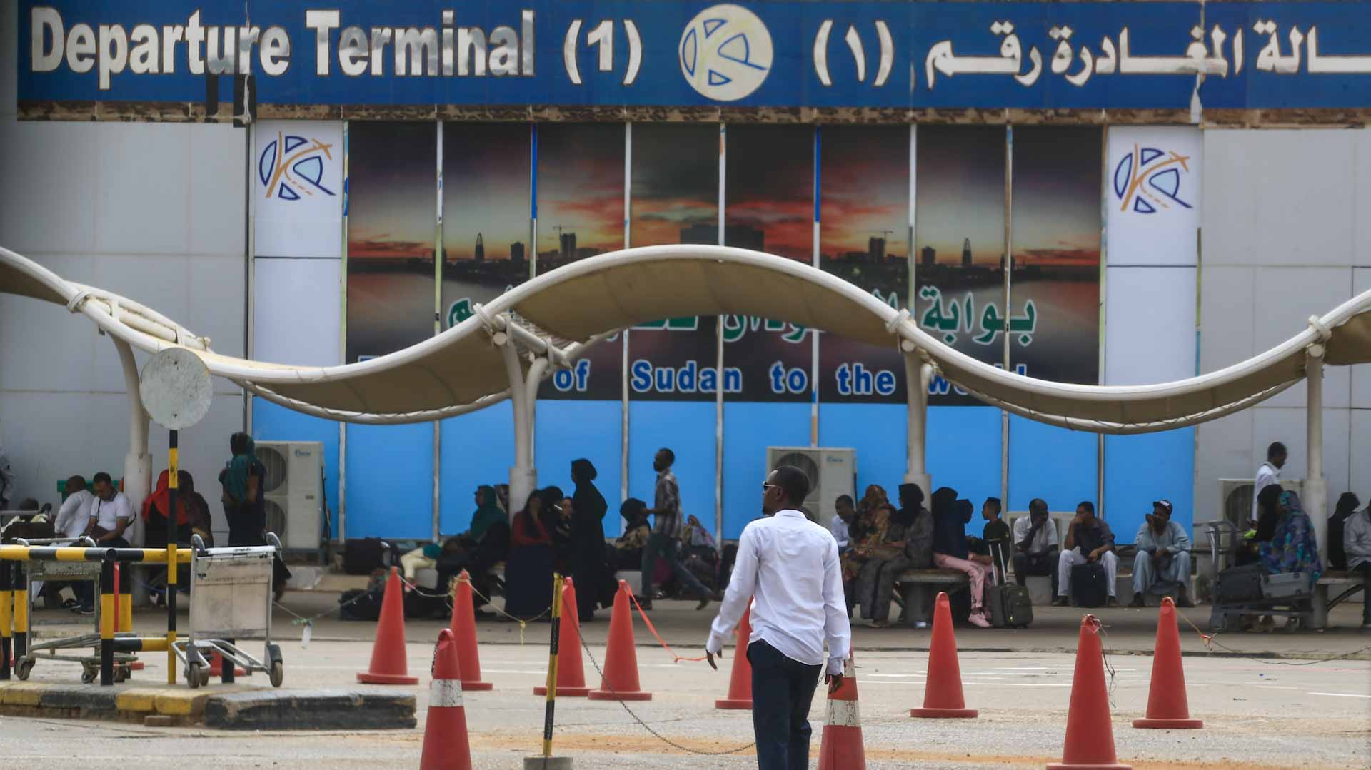 Image for the title: Sudan's aviation authority suspends flights until Oct. 30 