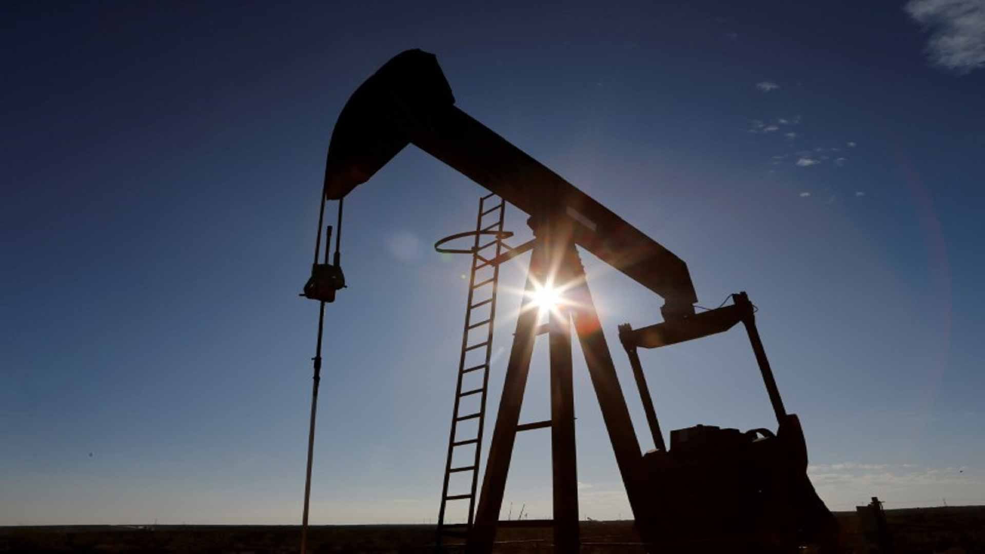 Image for the title: Oil prices set for first weekly drop since August 