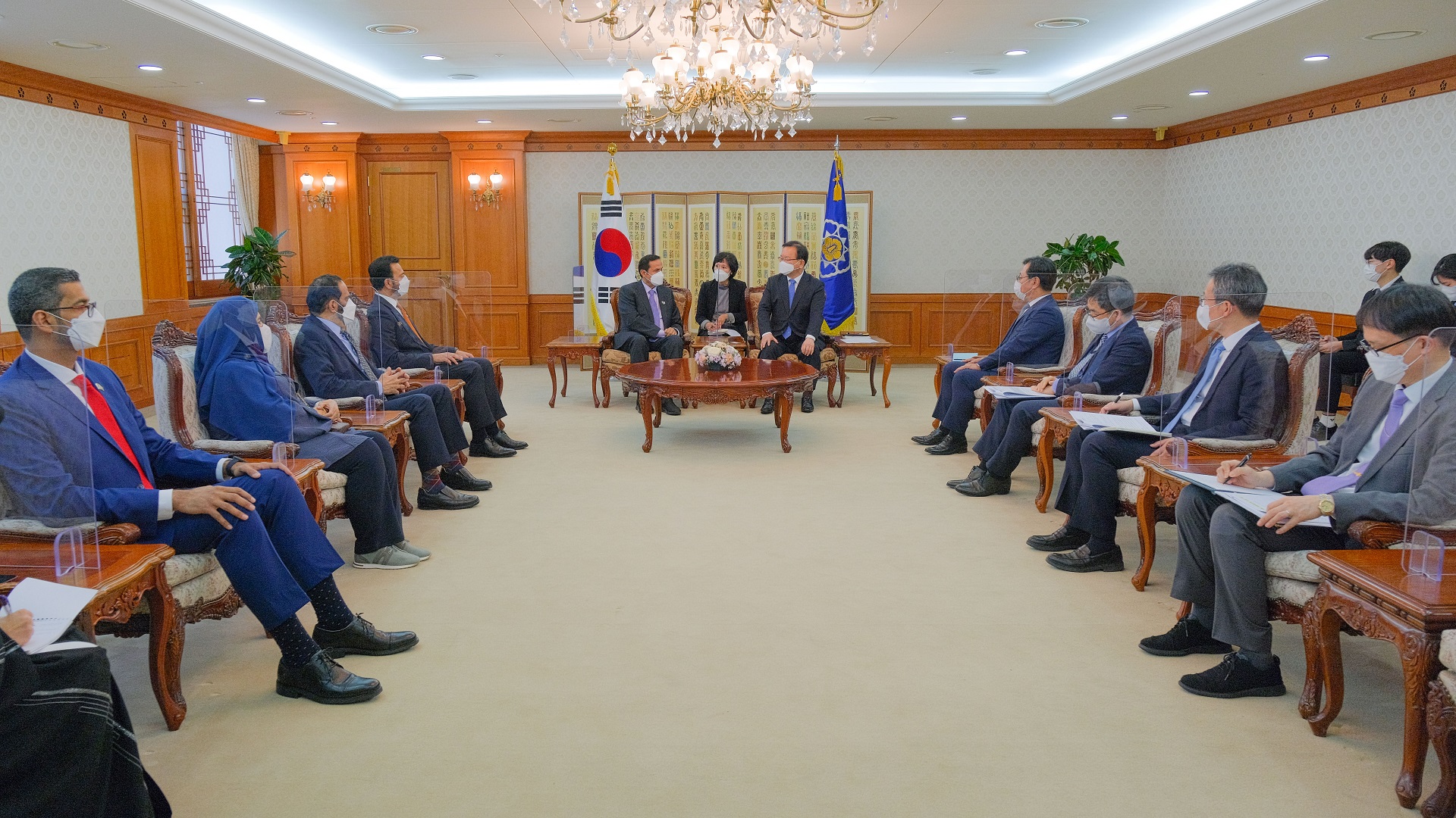 Image for the title: South Korean PM receives Saqr Ghobash 