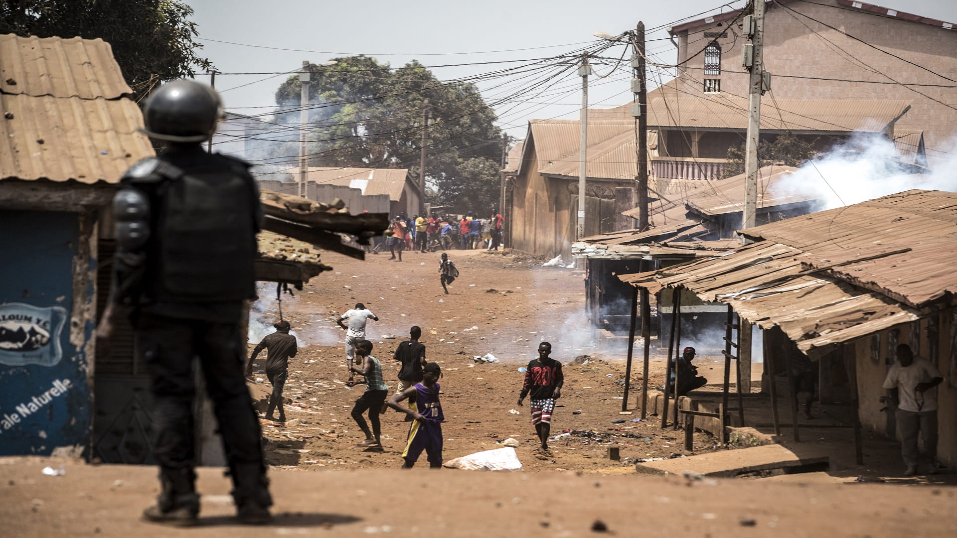 صورة بعنوان: إطلاق نار وسط عاصمة غينيا والجيش ينتشر في الشوارع  