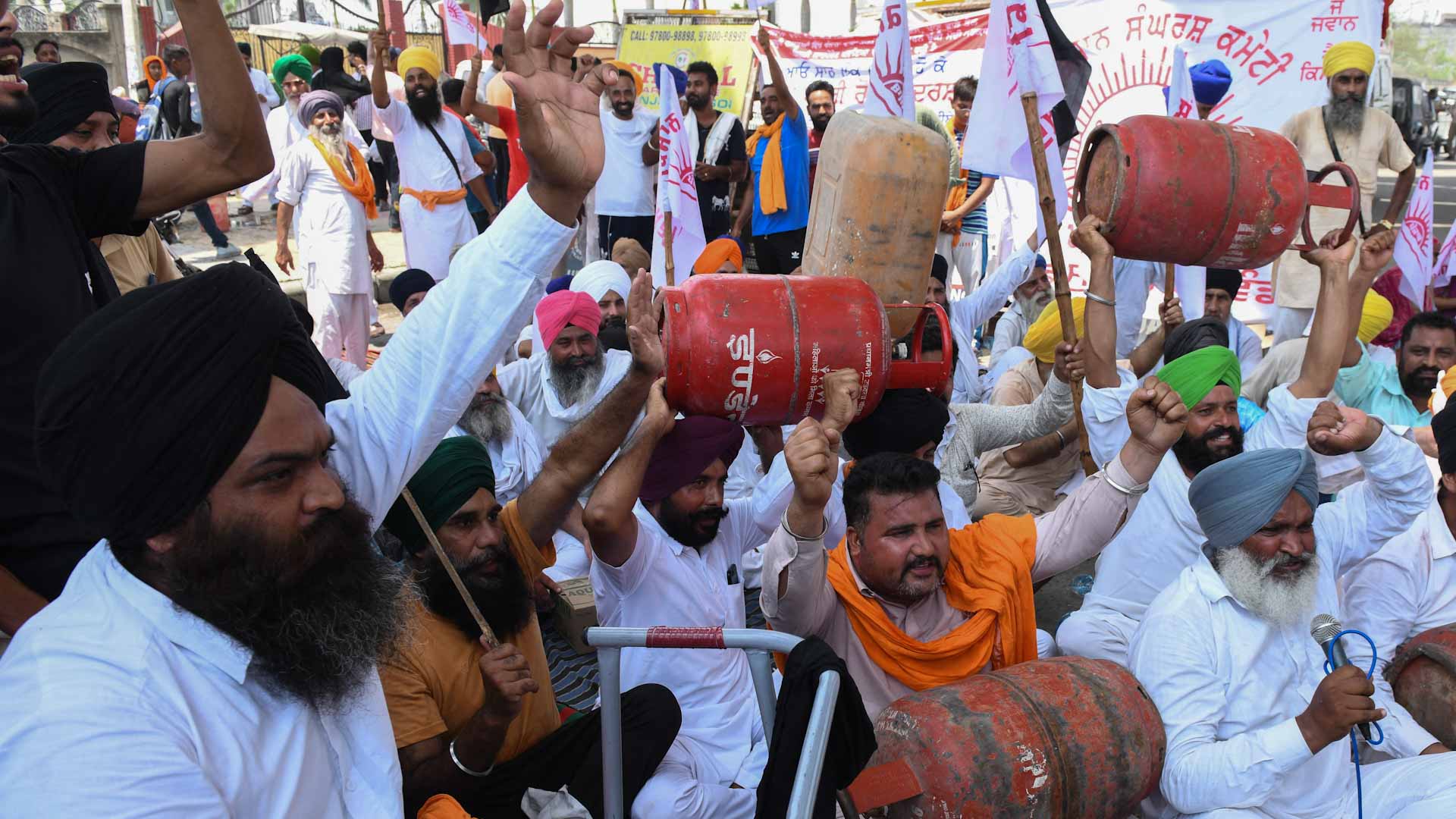 Image for the title: Angry Indian growers gather outside Delhi to protest farm laws 